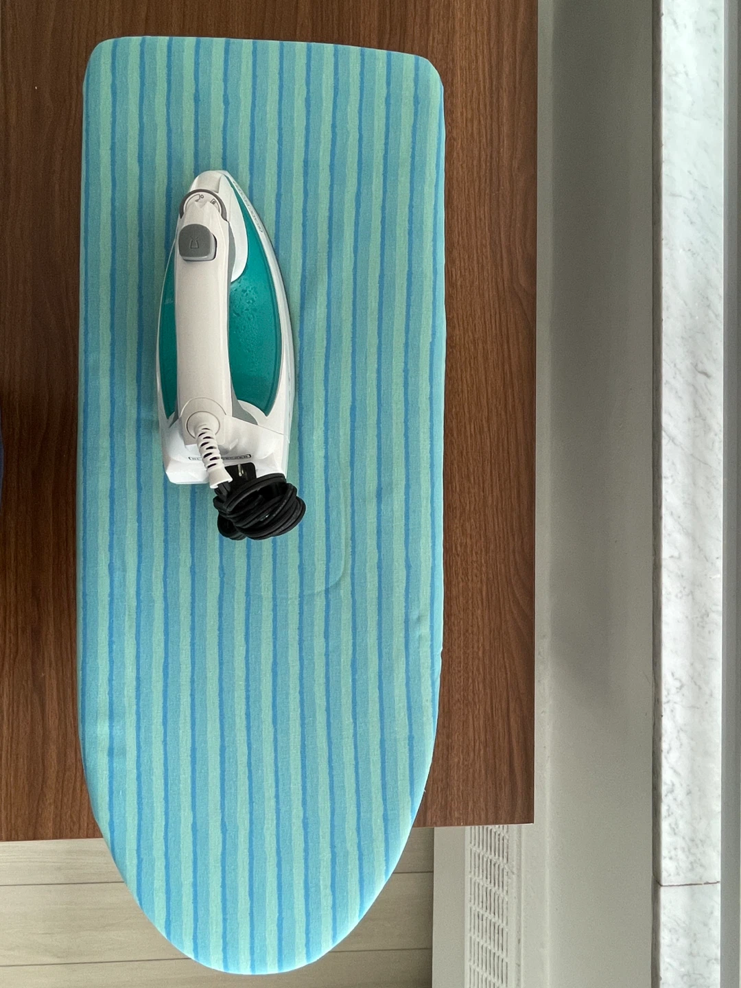 Black+Decker iron and tabletop compact ironing board set - photo 4