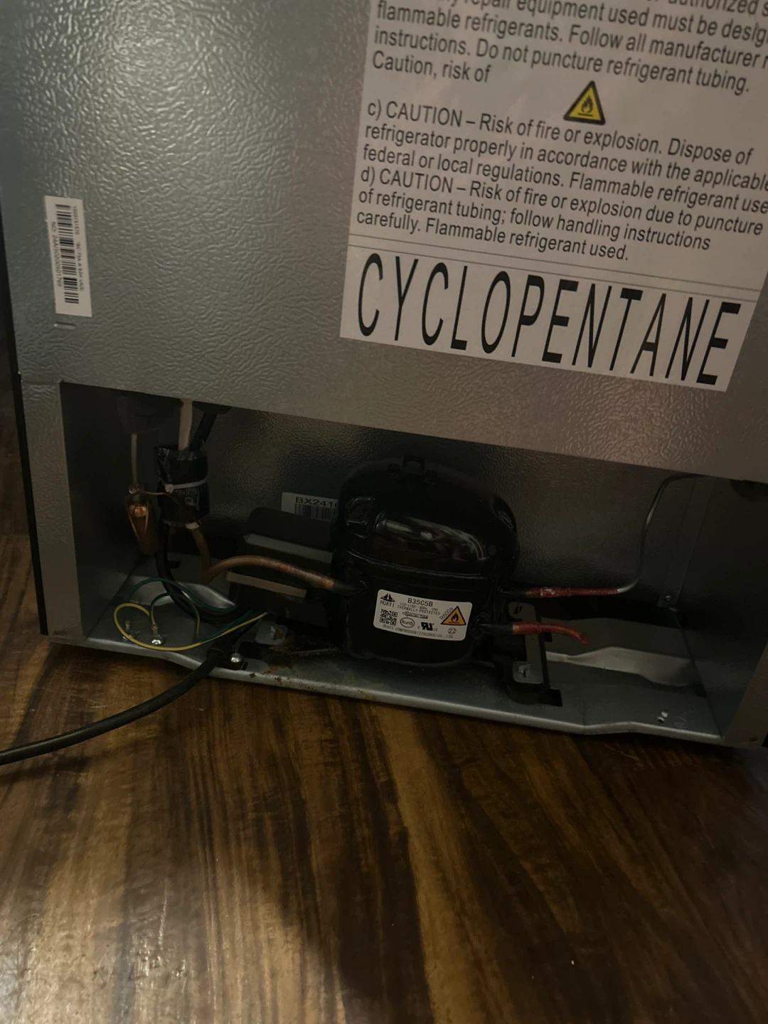 Whirlpool Mini Refrigerator - photo 3