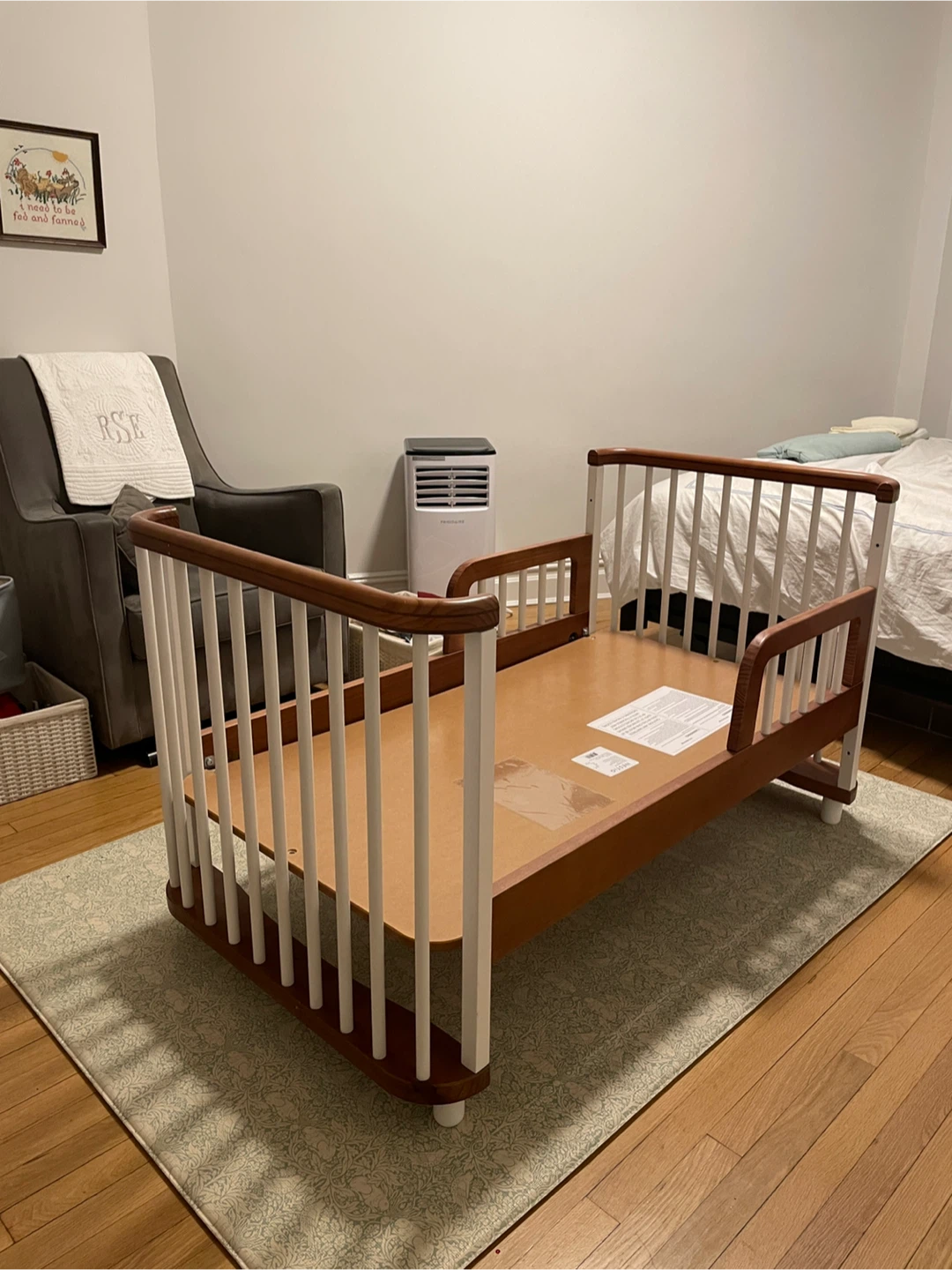 Nestig Cloud Crib & Toddler Bed with mobile arm - photo 3