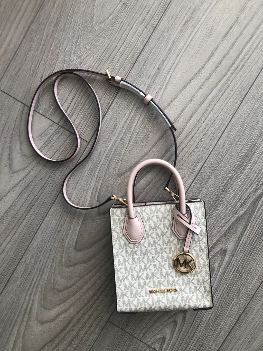 Super Cute Michael Kors Mini Tote Bag. A must have! - photo 3