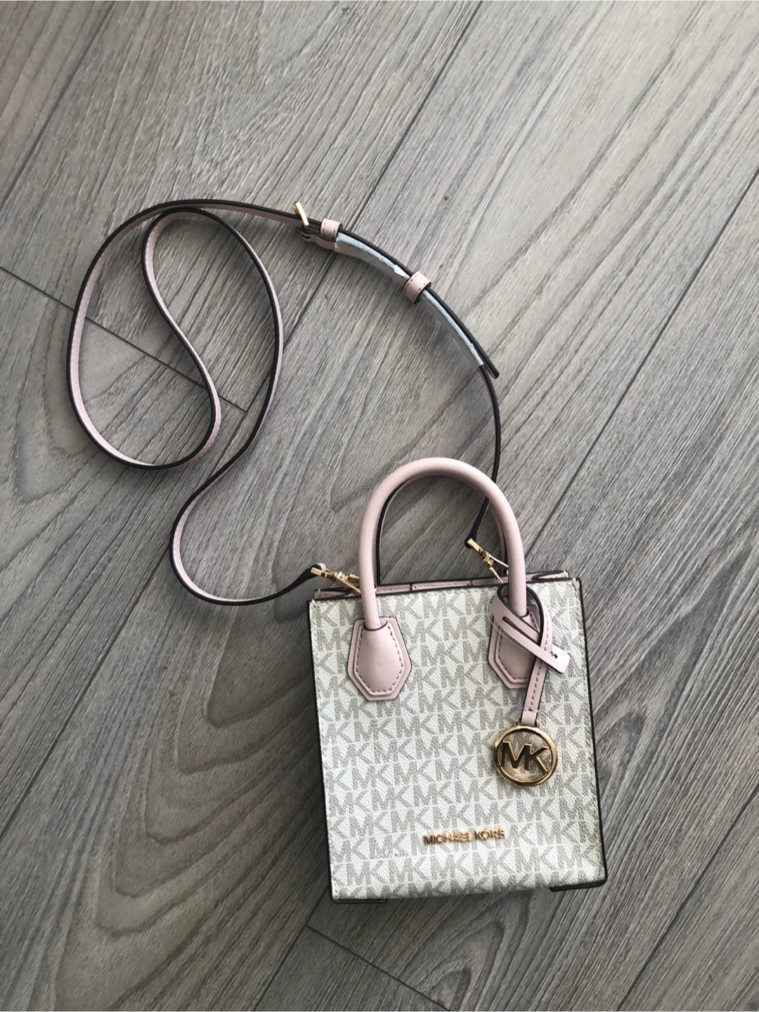 Super Cute Michael Kors Mini Tote Bag. A must have! - photo 2