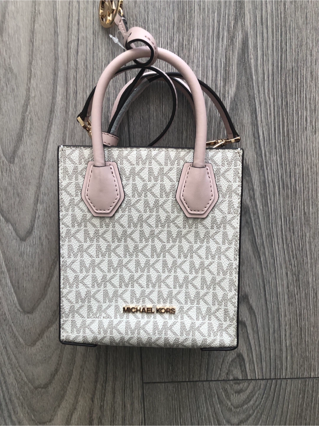 Super Cute Michael Kors Mini Tote Bag. A must have!