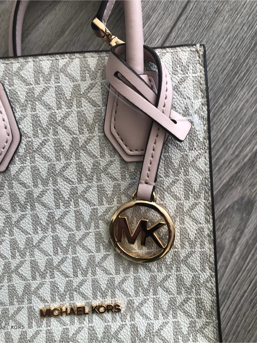 Super Cute Michael Kors Mini Tote Bag. A must have! - photo 4