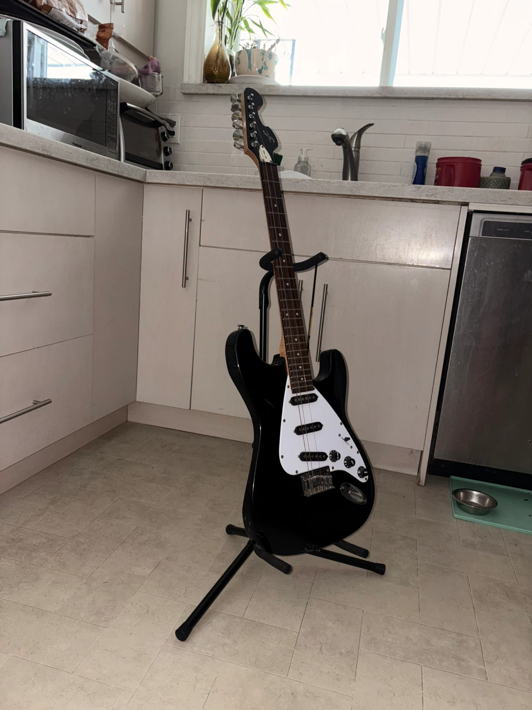 Black Electric Guitar - photo 2