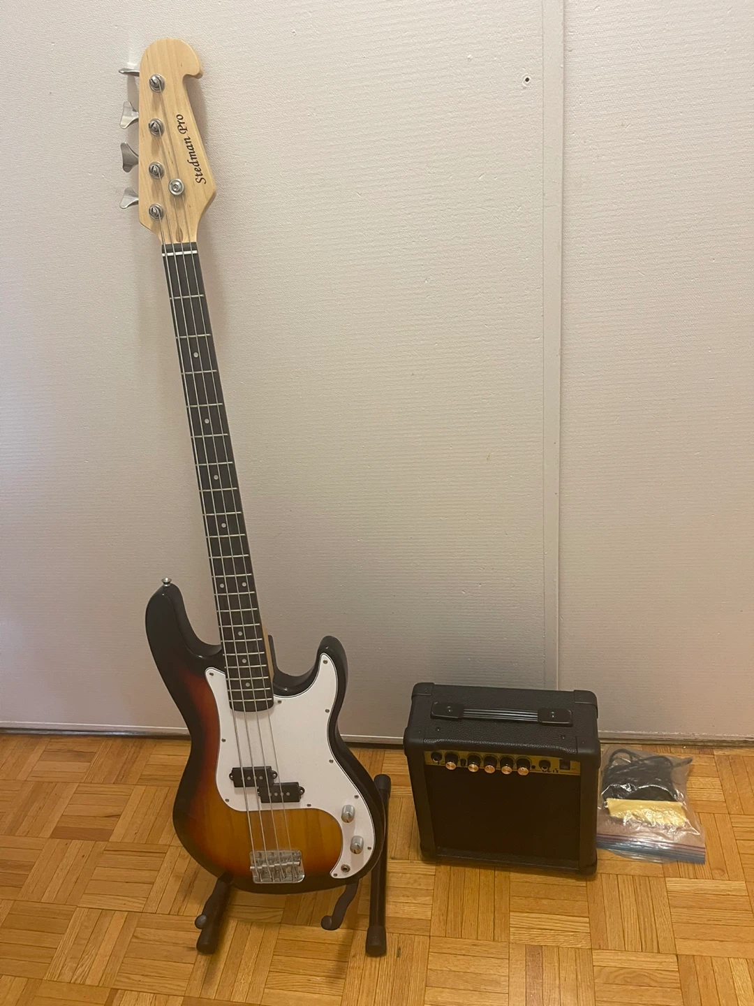 YMC Bass Guitar Starter Pack with Amp - photo 4
