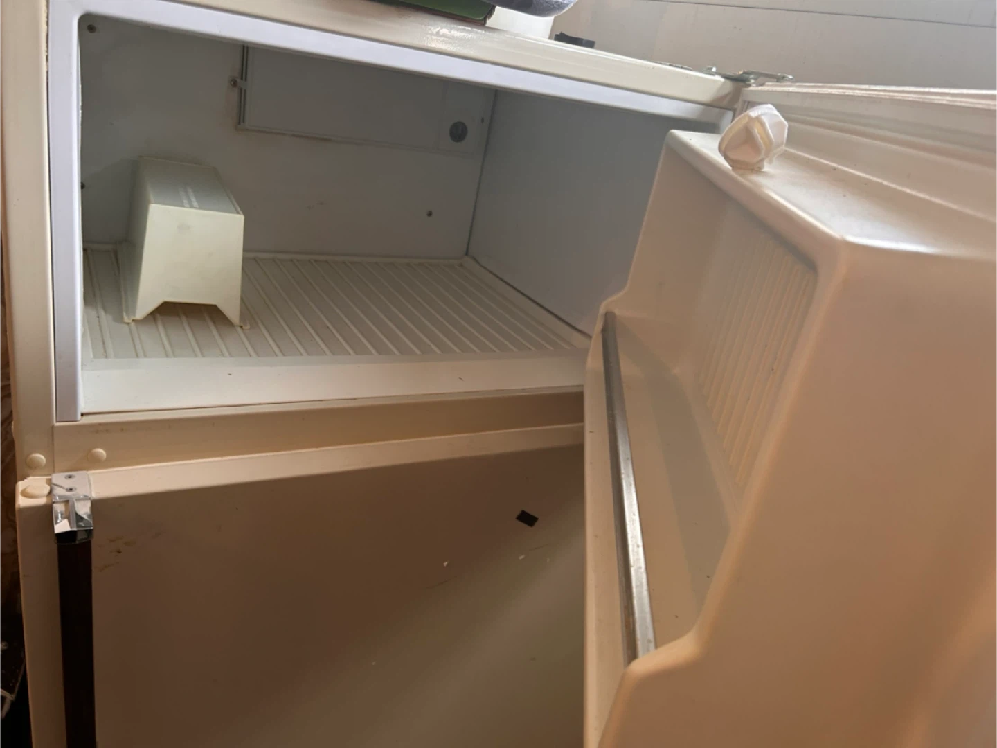 Frigidaire Refrigerator - photo 2