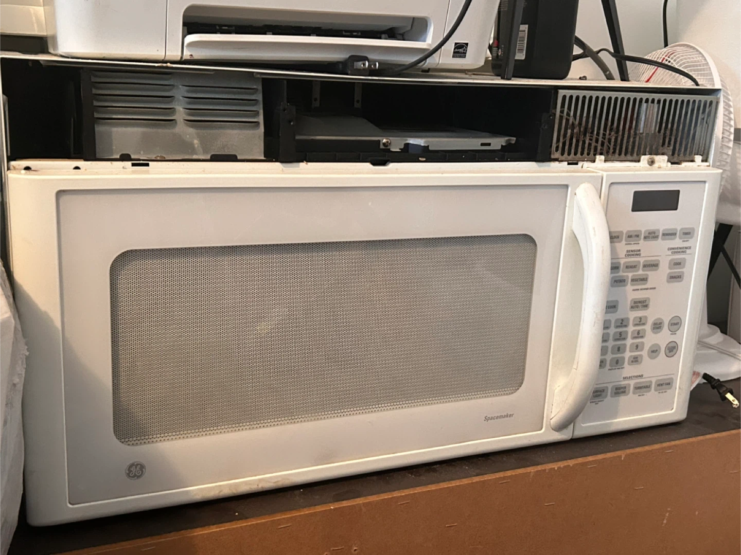 GE Spacemaker Microwave - photo 2