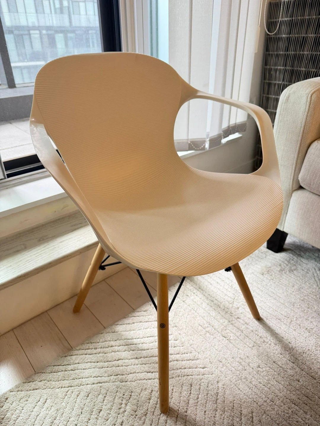 Modern Chairs + Coffee Table Set – Great Condition - photo 2