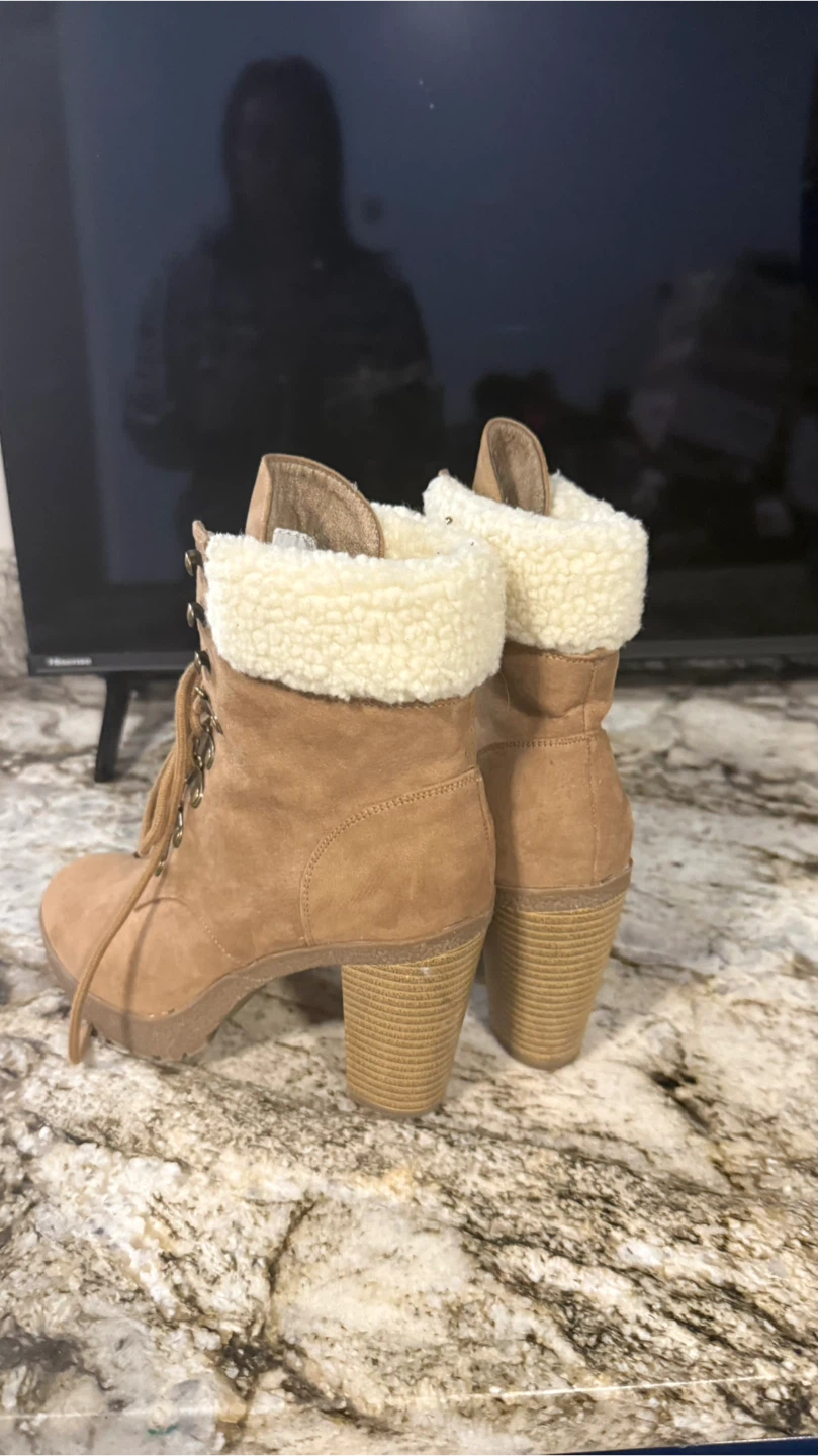 Women's Tan Lace-Up Heeled Boots Faux Fur Trim Like new - photo 5
