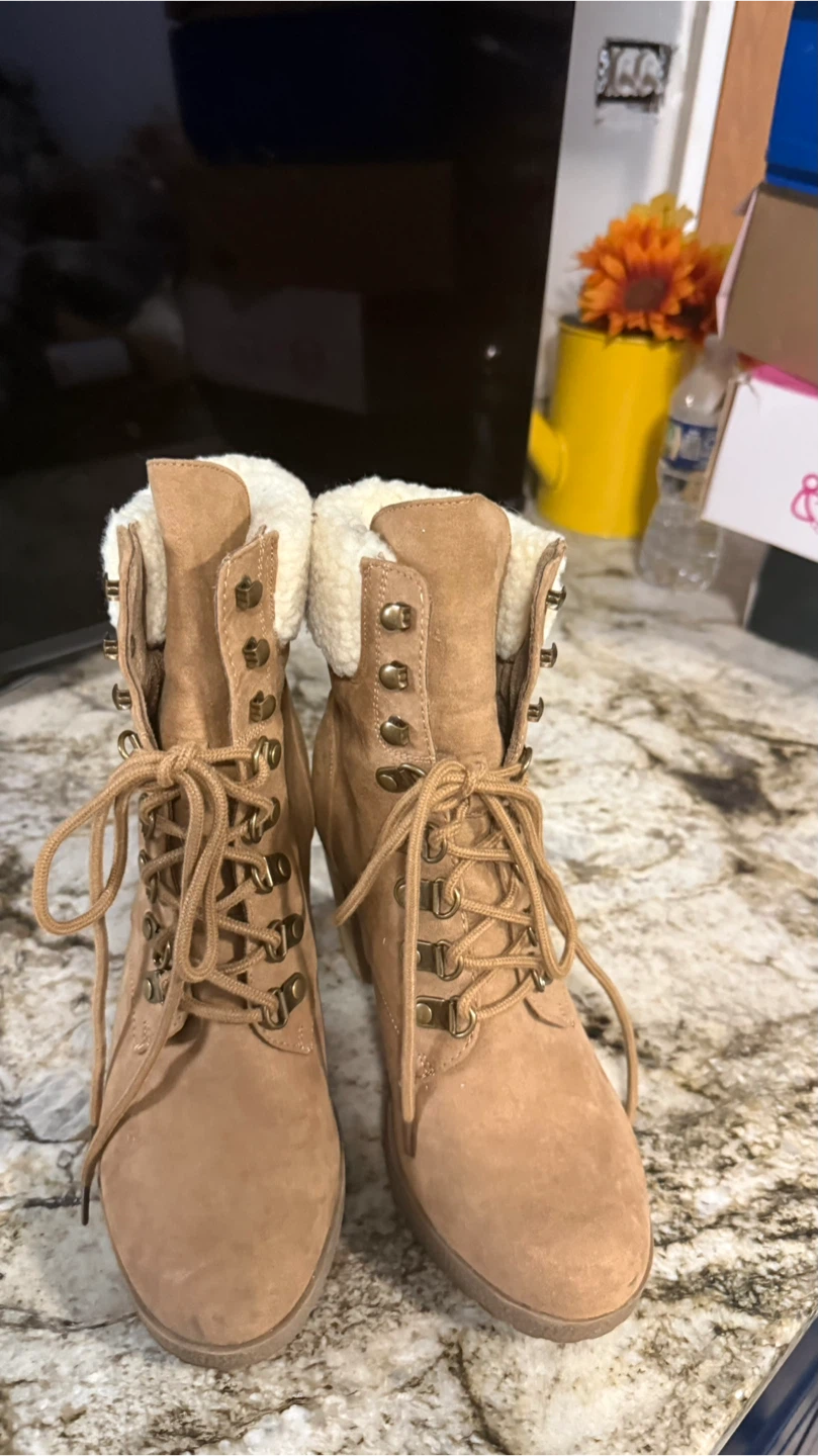 Women's Tan Lace-Up Heeled Boots Faux Fur Trim Like new - photo 2