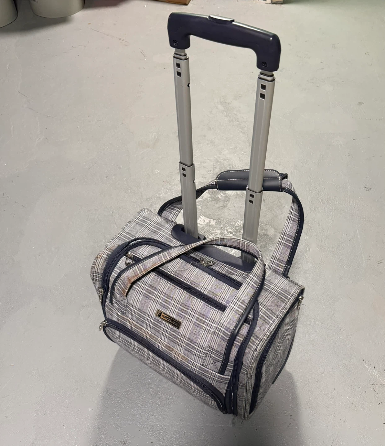 American Tourister Rolling Carry-On Luggage - photo 2