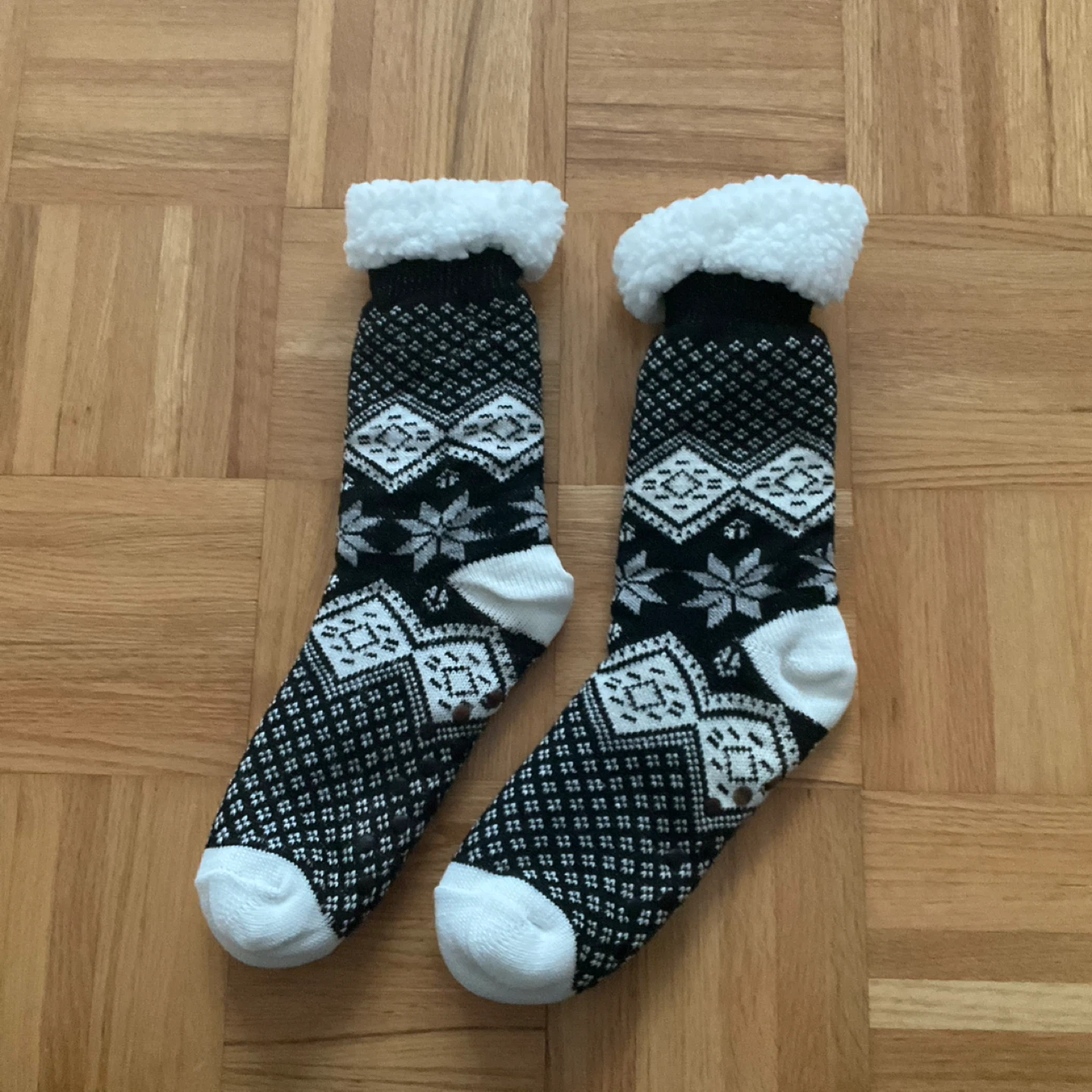 Black and white cozy patterned reading socks - BNWOT - photo 2
