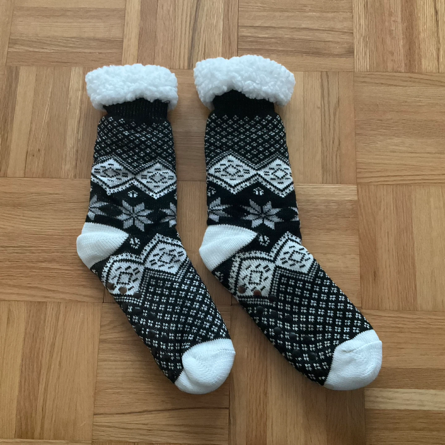 Black and white cozy patterned reading socks - BNWOT