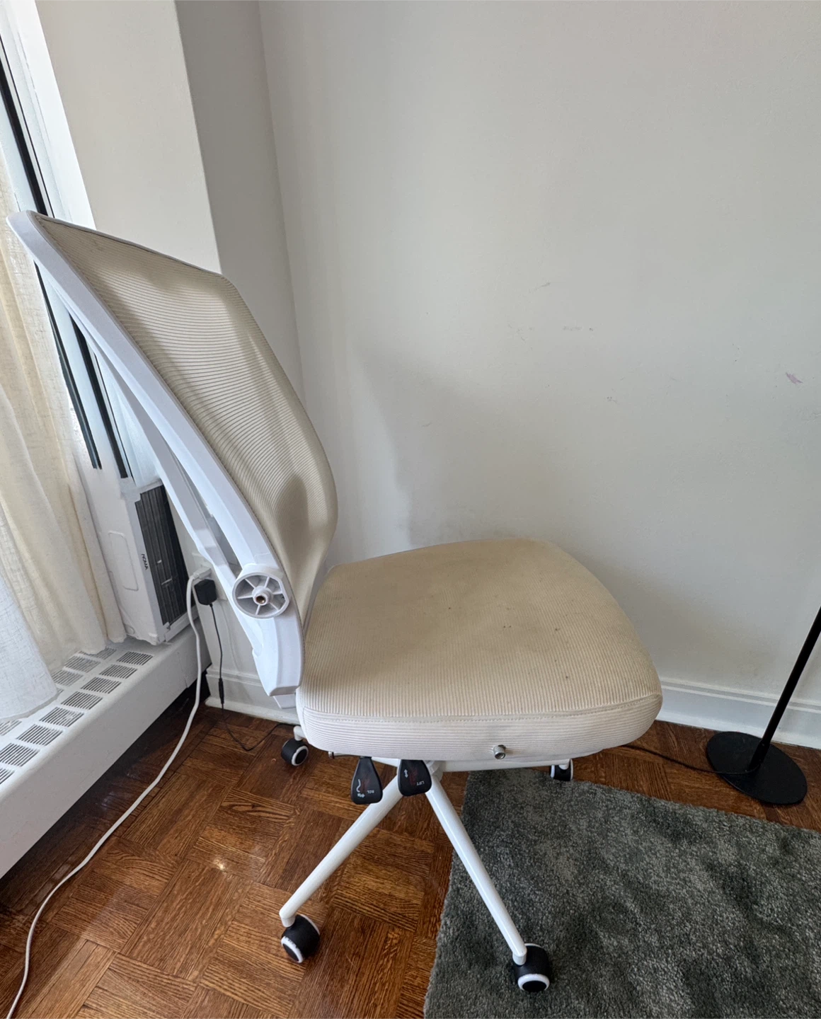 FREE White Mesh Office Chair - photo 2