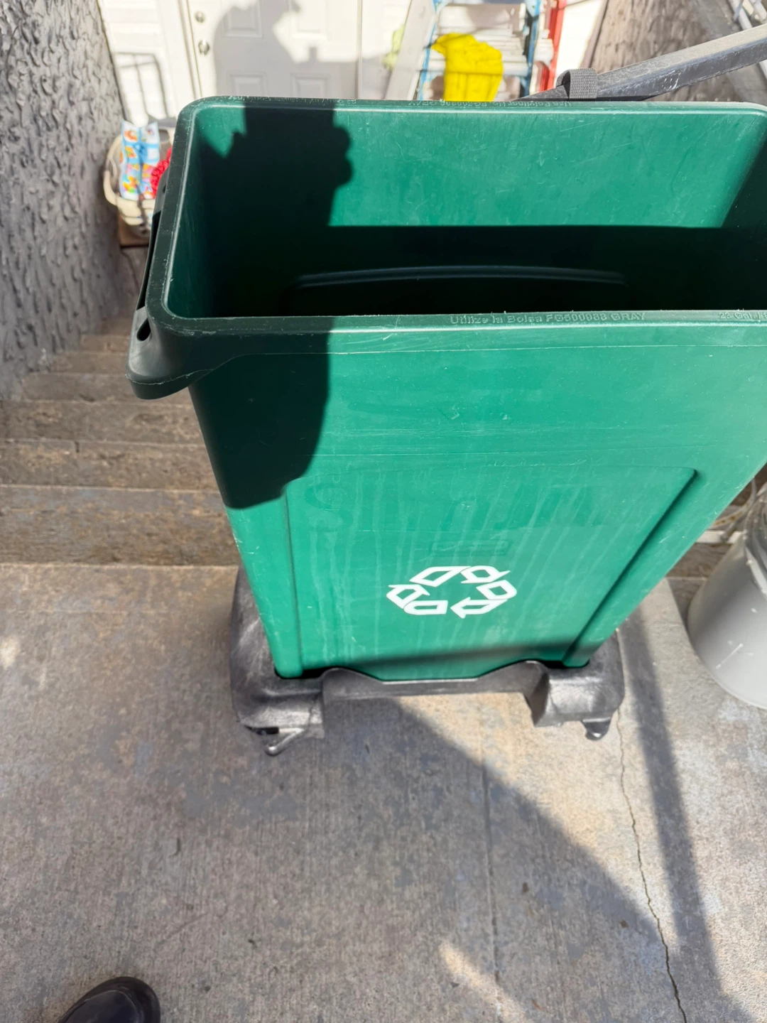 Rubbermaid Commercial 32 Gallon Recycling Bin - photo 2