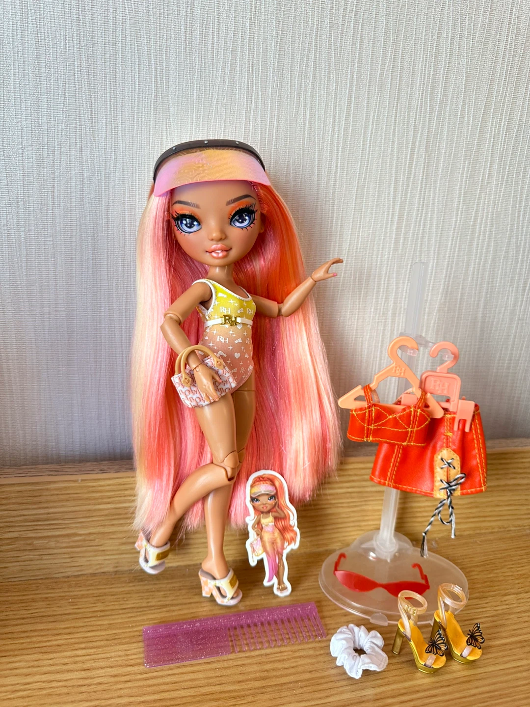 Rare Rainbow High Simone Summers Doll with Beach Accessories - photo 5
