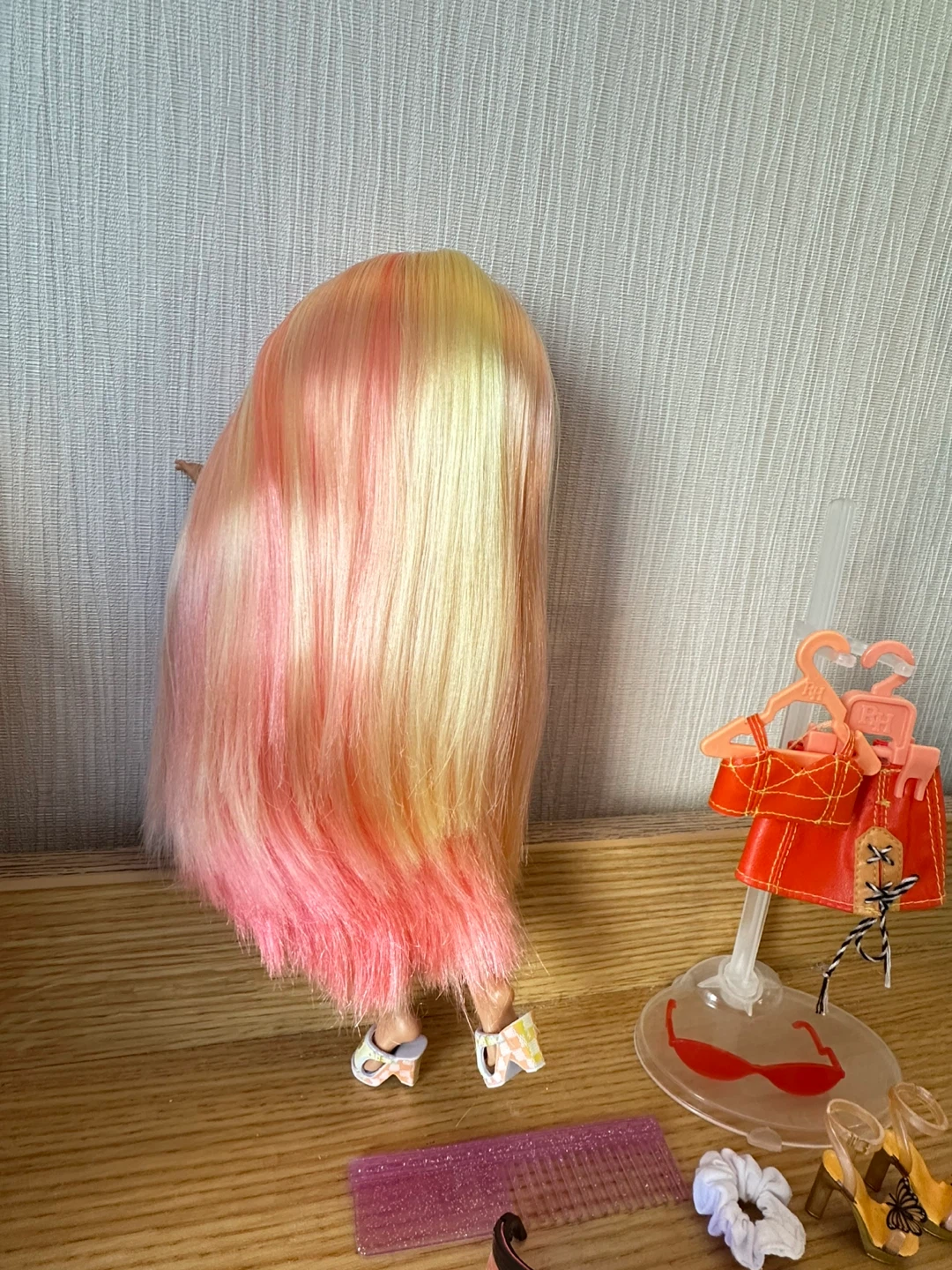 Rare Rainbow High Simone Summers Doll with Beach Accessories - photo 4