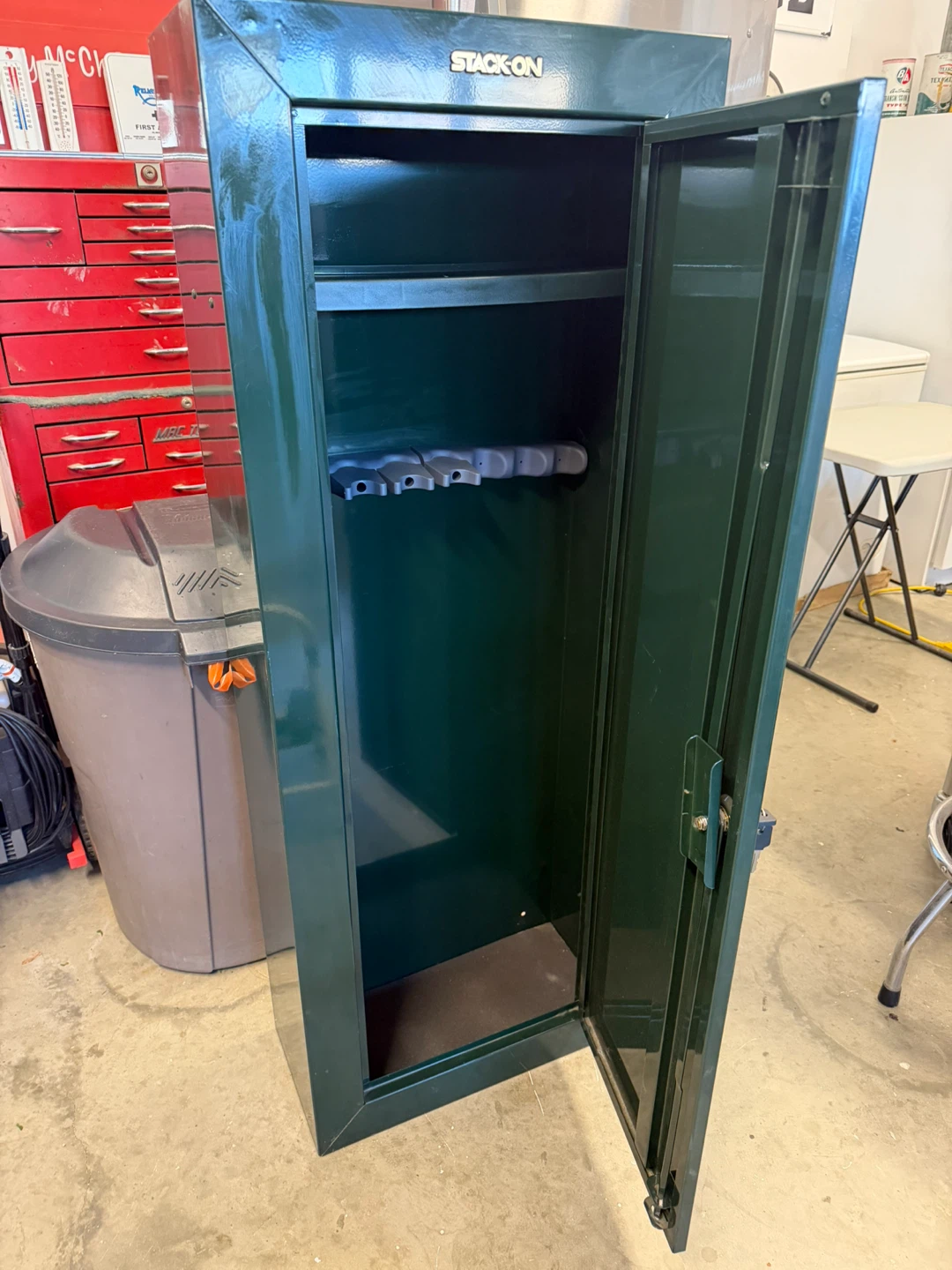 Stack-On Green metal cabinet. - photo 2