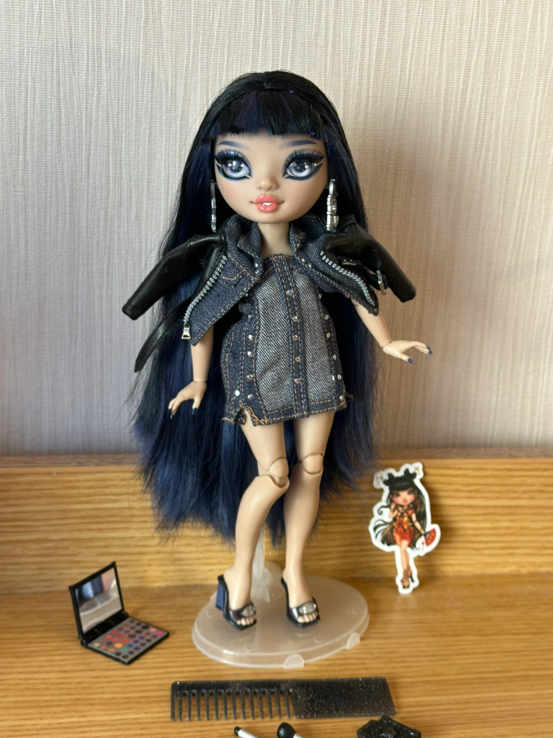 Rare Collectible Rainbow High Doll Kim Nguyen - Deep Blue Hair - photo 3