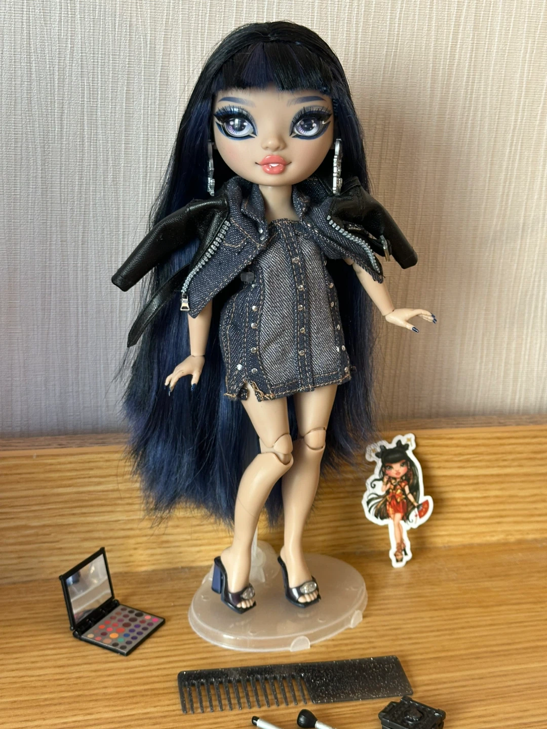 Rare Collectible Rainbow High Doll Kim Nguyen - Deep Blue Hair - photo 2
