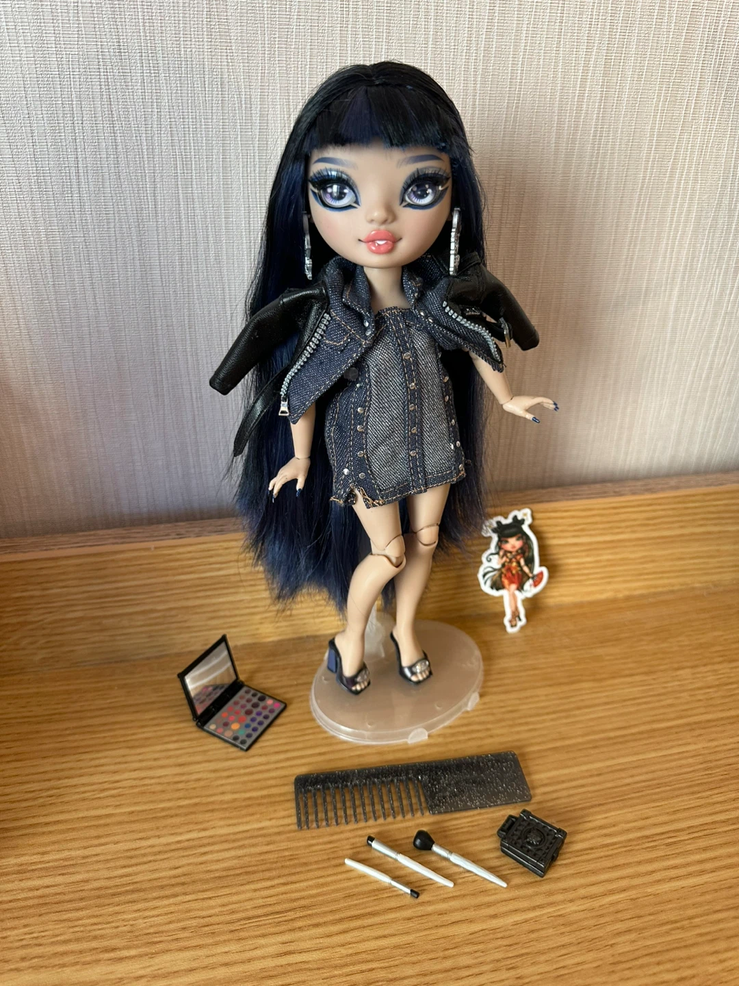 Rare Collectible Rainbow High Doll Kim Nguyen - Deep Blue Hair - photo 5