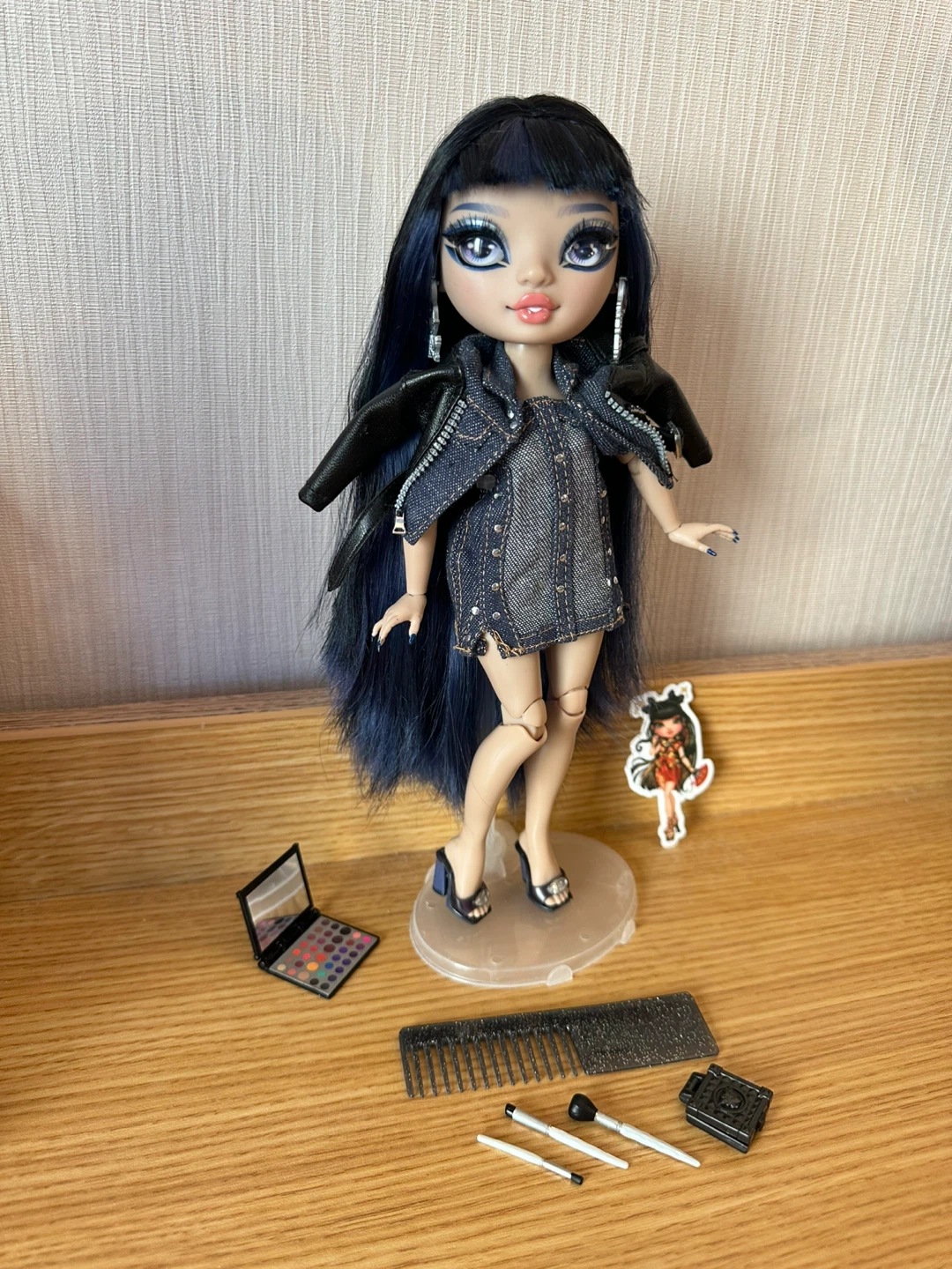 Rare Collectible Rainbow High Doll Kim Nguyen - Deep Blue Hair - photo 4
