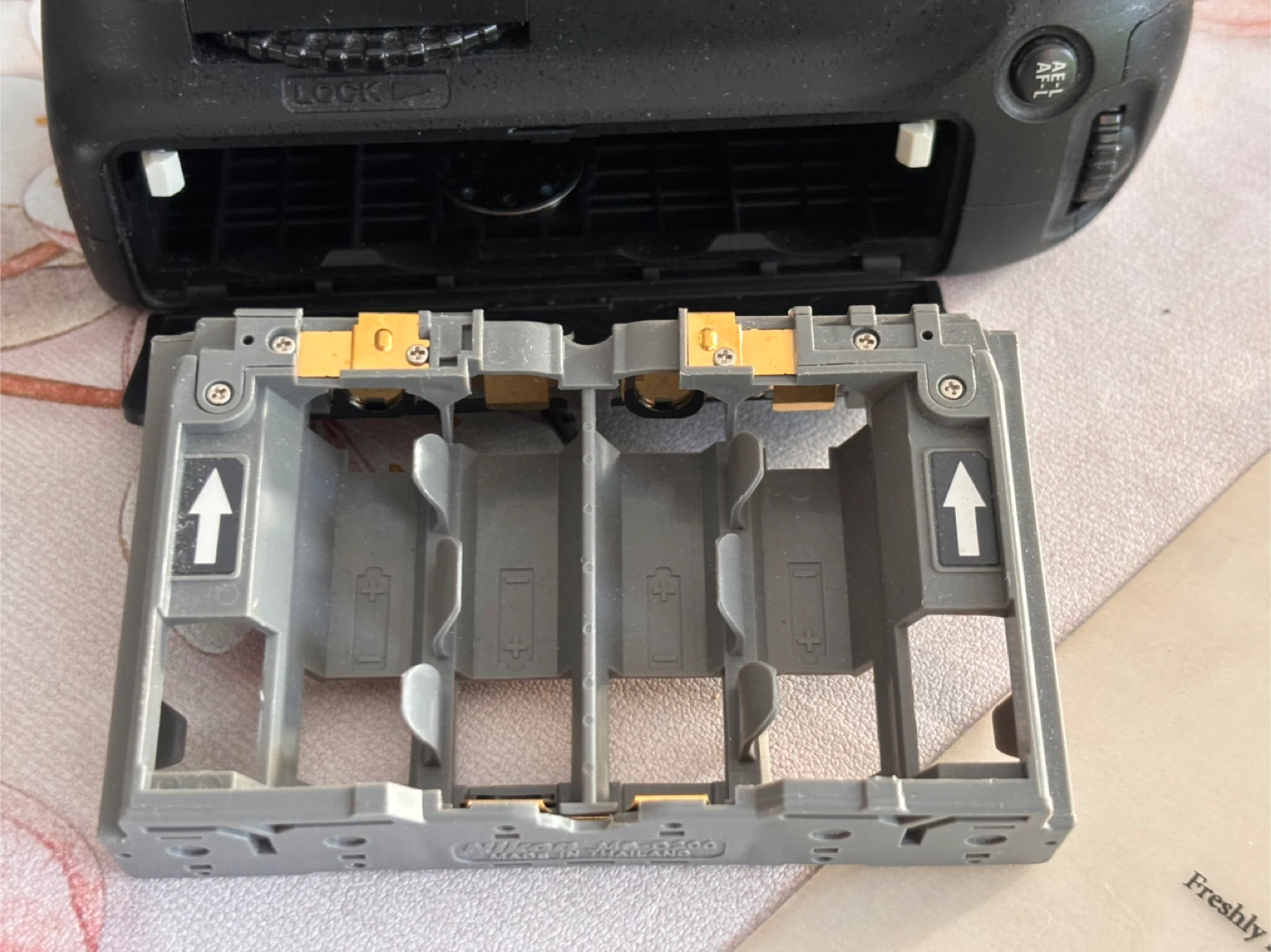 Nikon MB-D80 Multi Power Battery Pack - photo 4