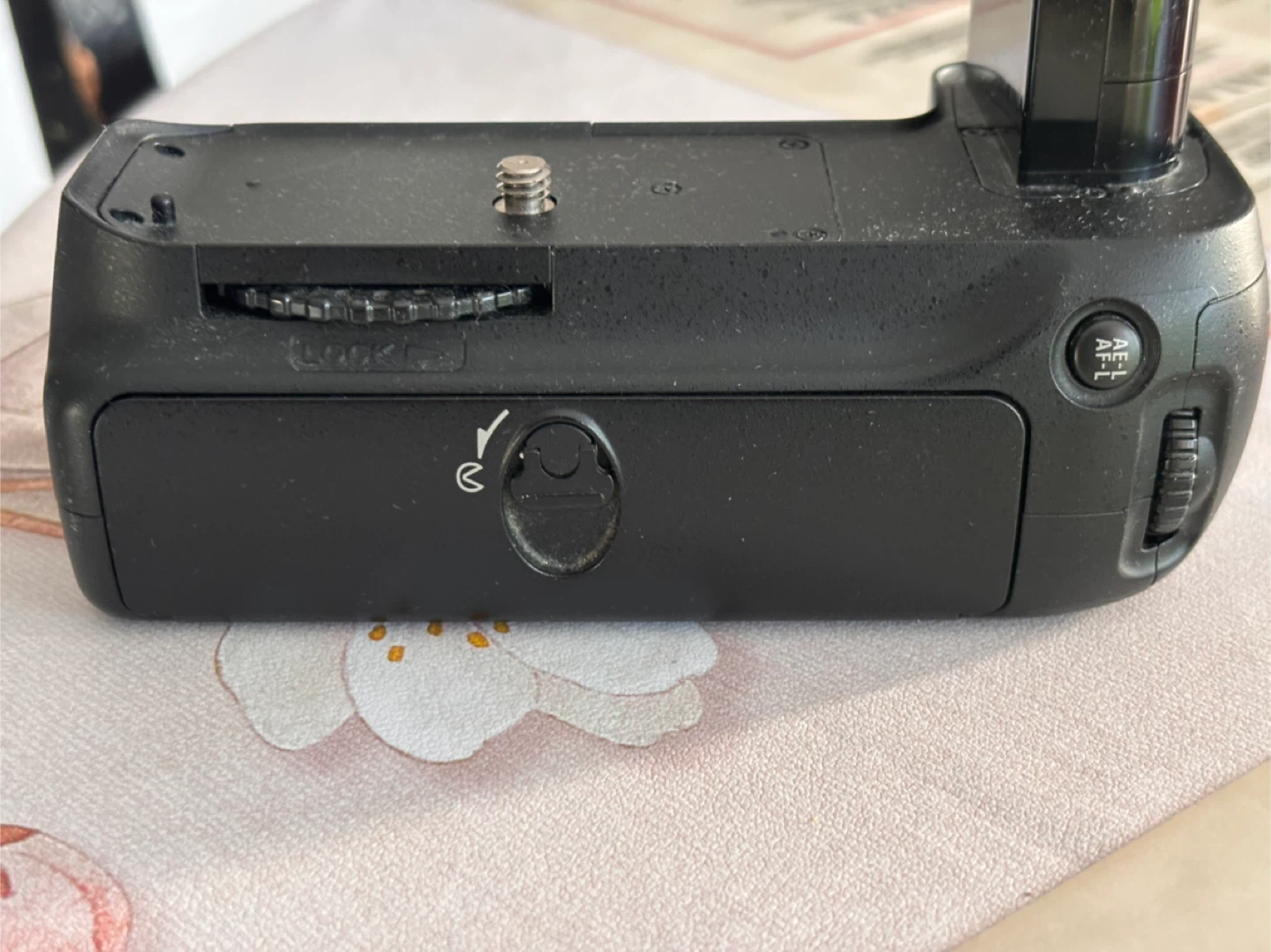 Nikon MB-D80 Multi Power Battery Pack - photo 3