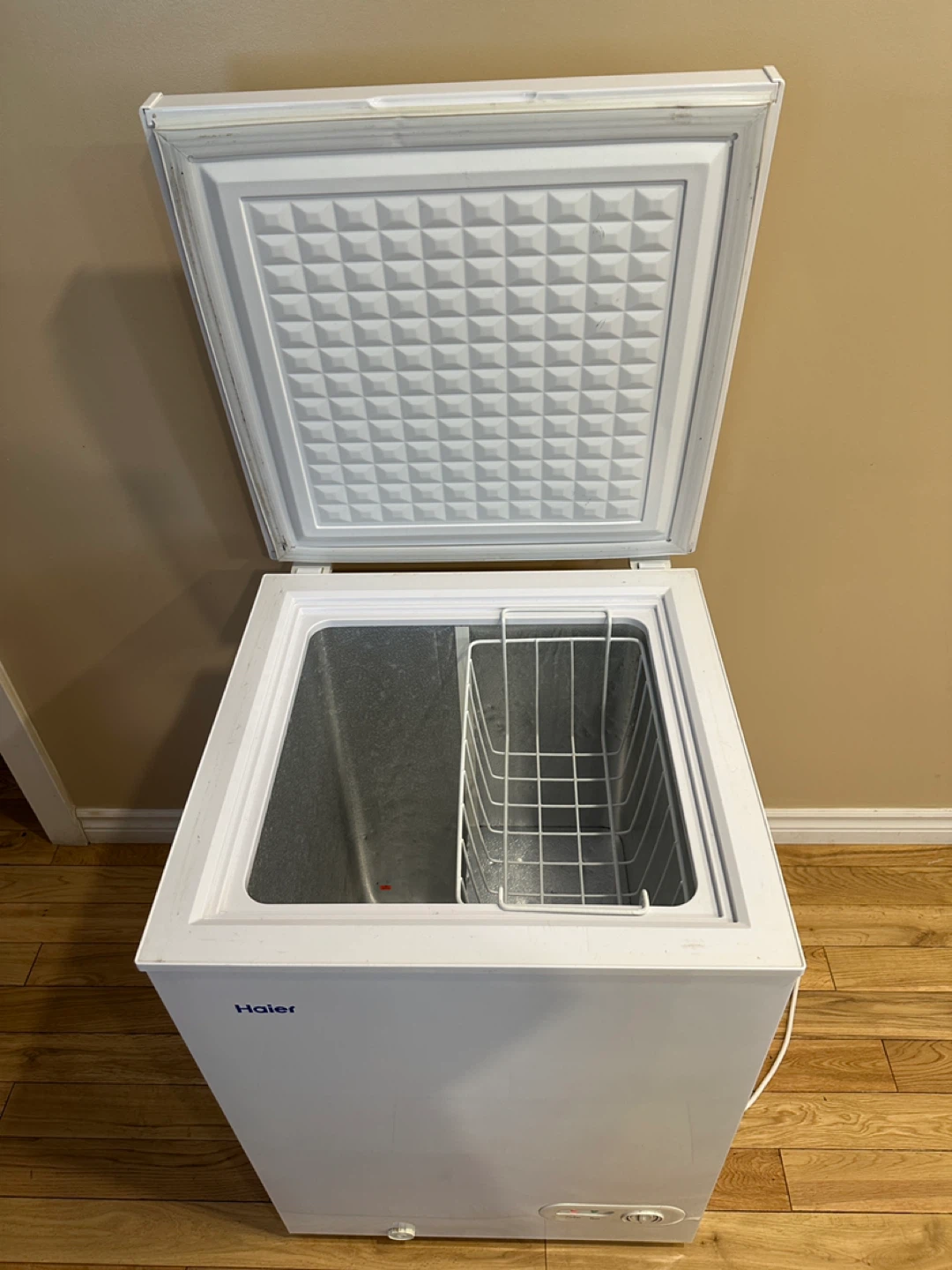 Haier 3.5 Cu Ft Compact Chest Freezer (CAN DELIVER) - photo 4