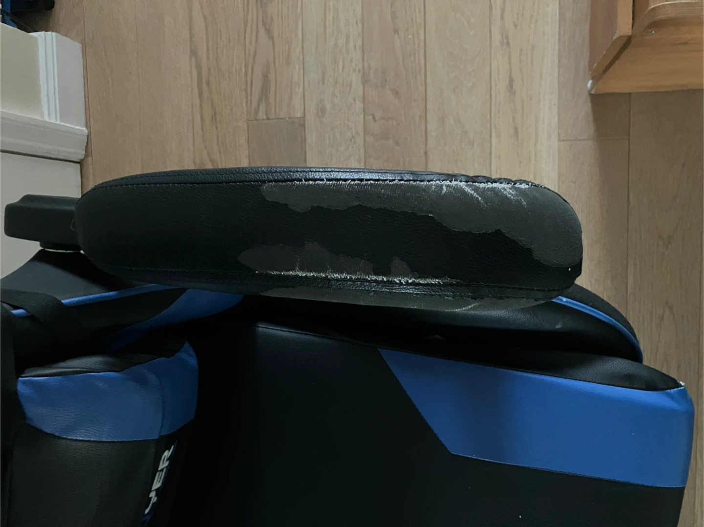 GTPLAYER Gaming Chair with Retractable Footrest - photo 3