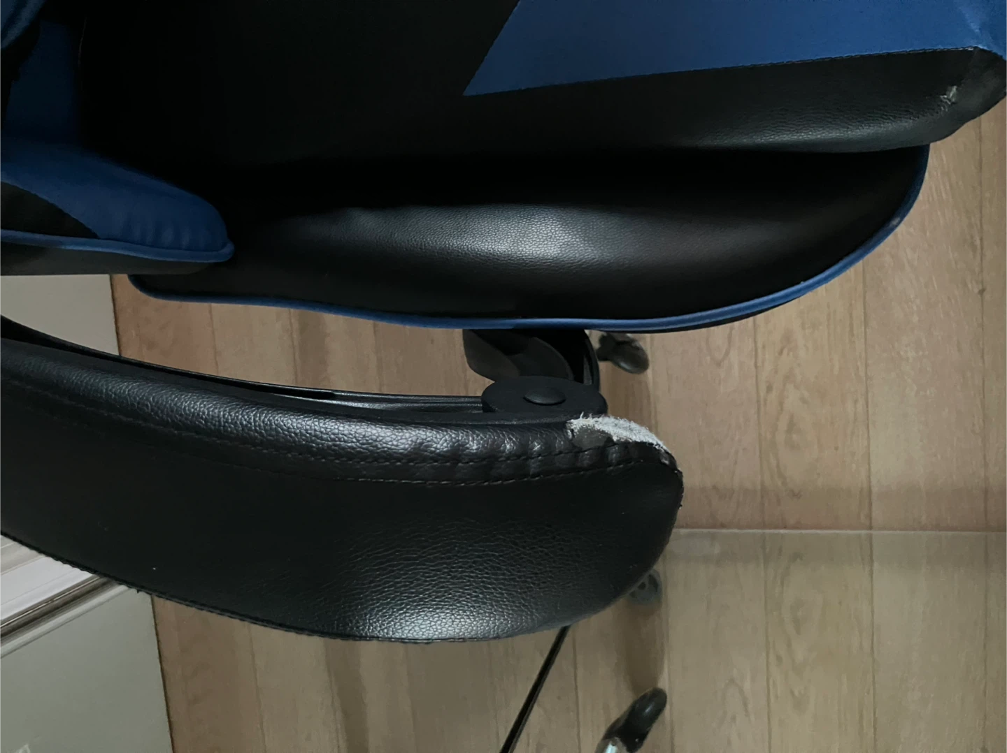GTPLAYER Gaming Chair with Retractable Footrest - photo 2