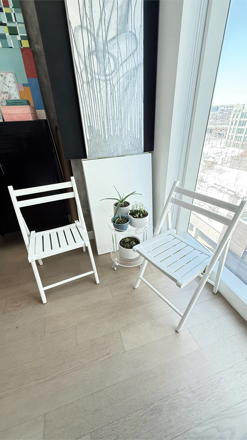 🧡free White Folding Chairs x2