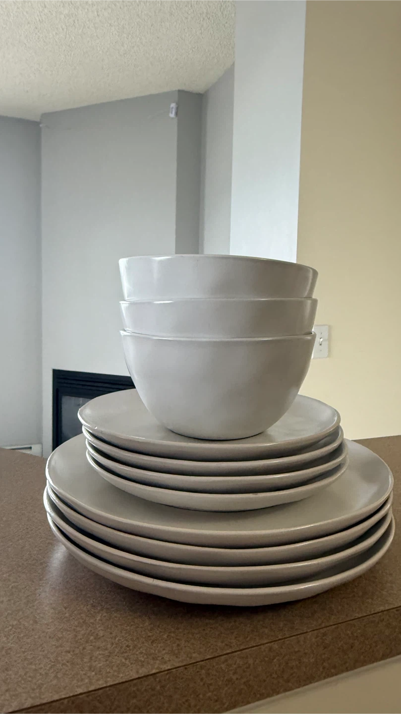 White Stoneware Dinnerware Set - 8 Plates & 4 Bowls