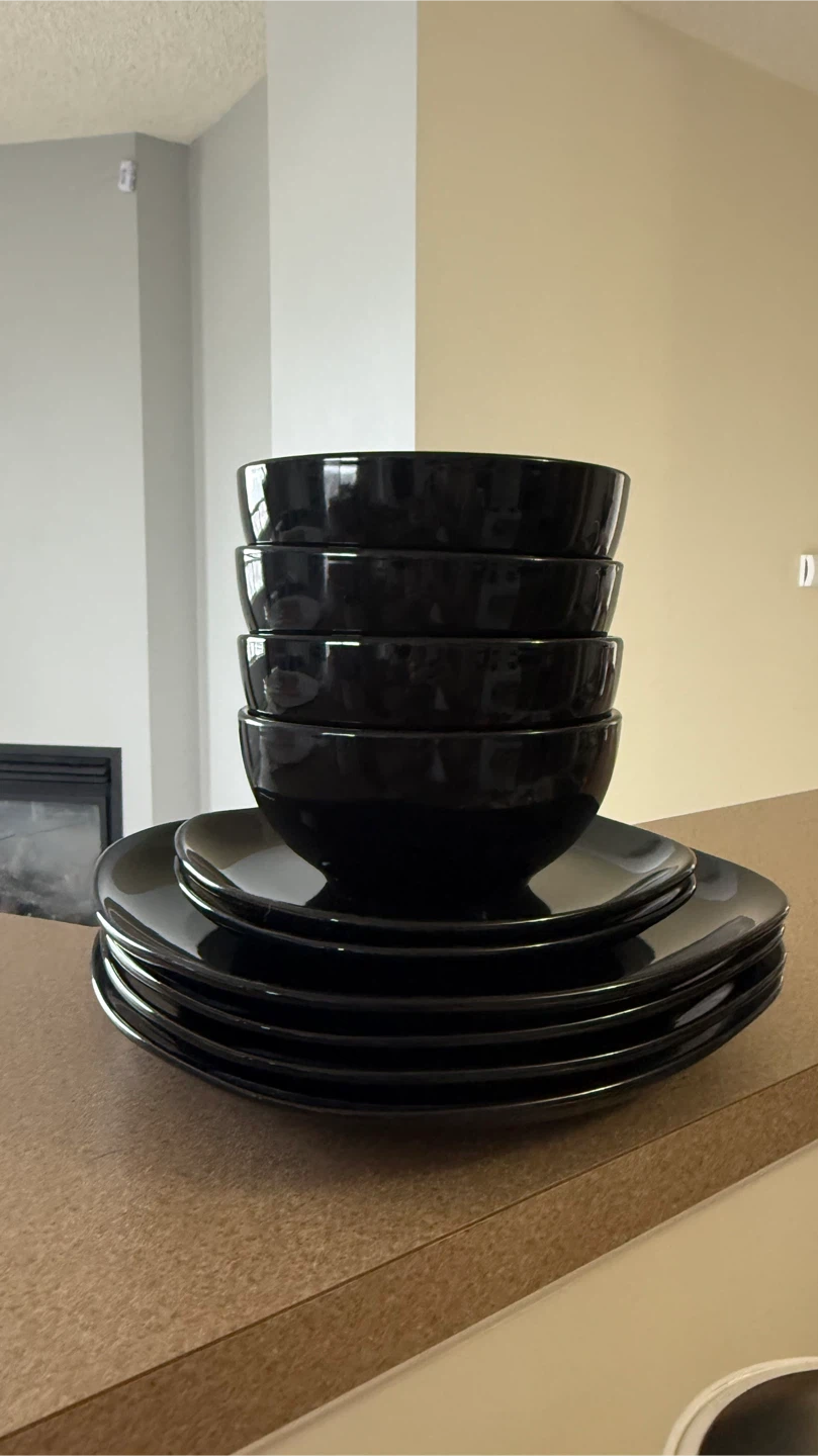 Black Dinnerware Set - 6 Plates & 4 Bowls