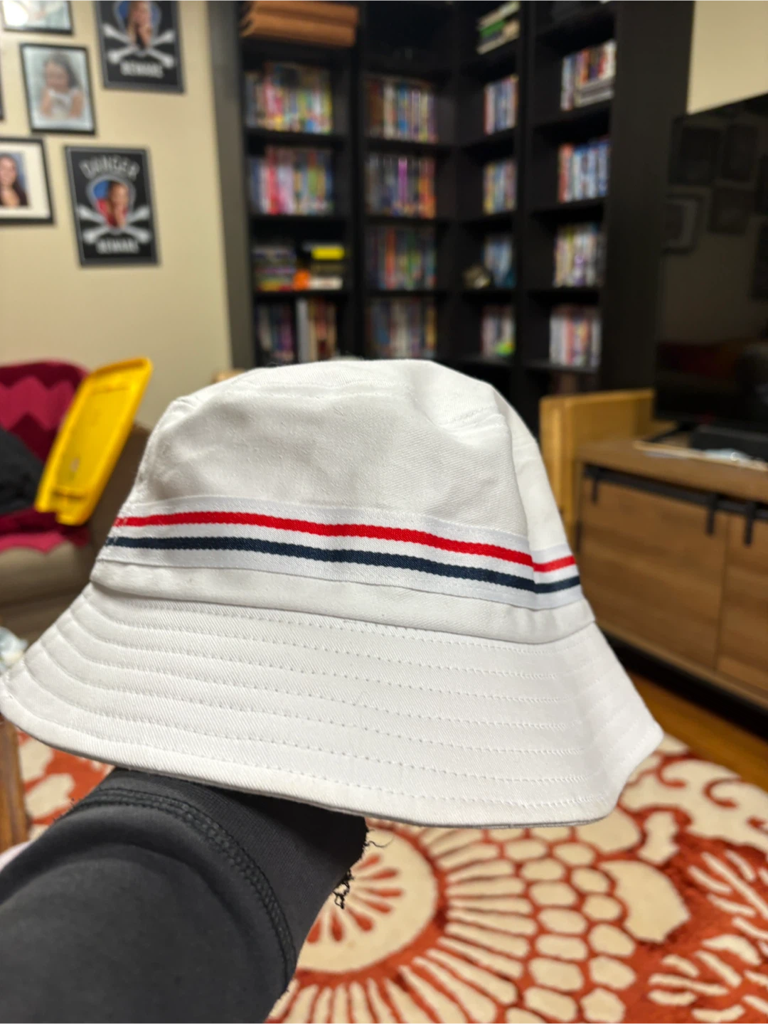 WHITE BUCKET HAT