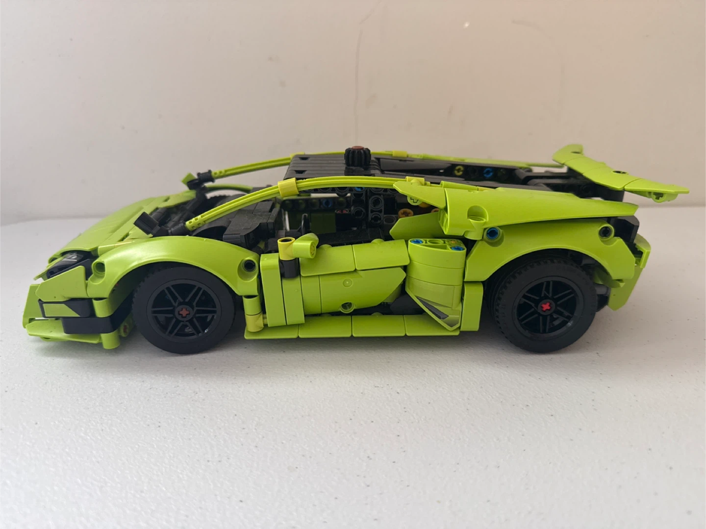 LEGO Technic Lamborghini - Lime Green - photo 3