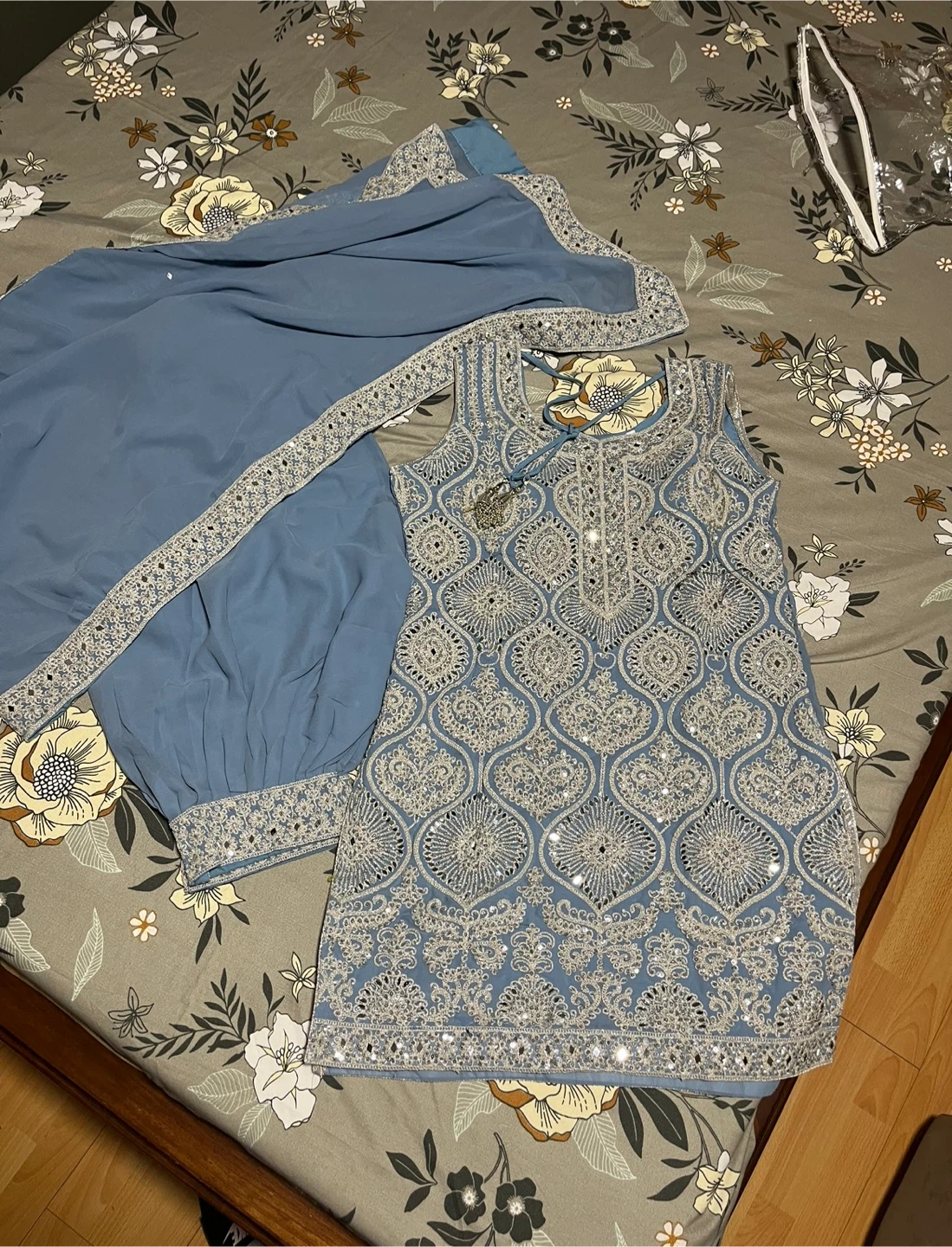 Pakistani Salwar Kameez Suit with Dupatta - photo 4