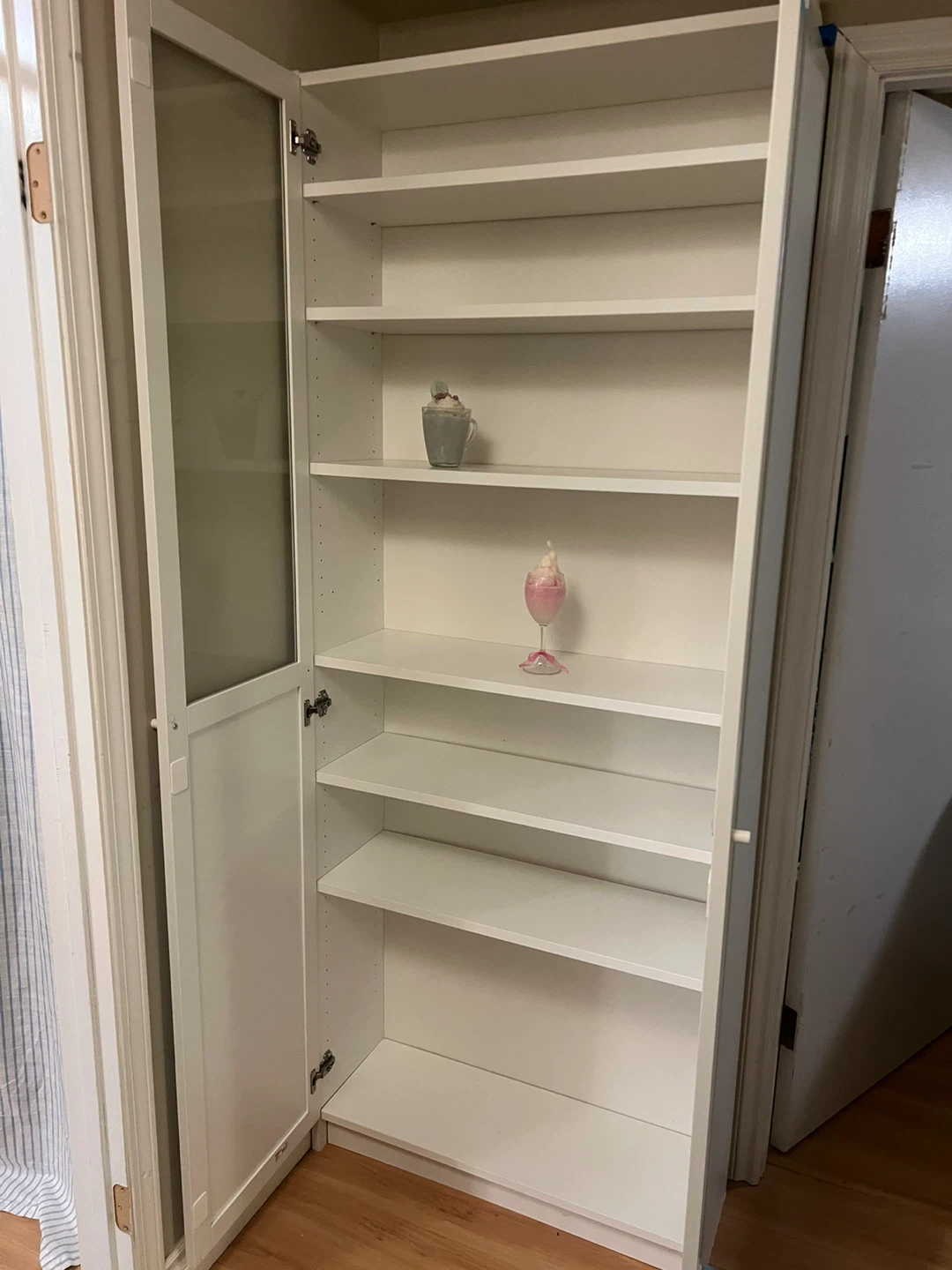 White display cabinet with glass doors - photo 5