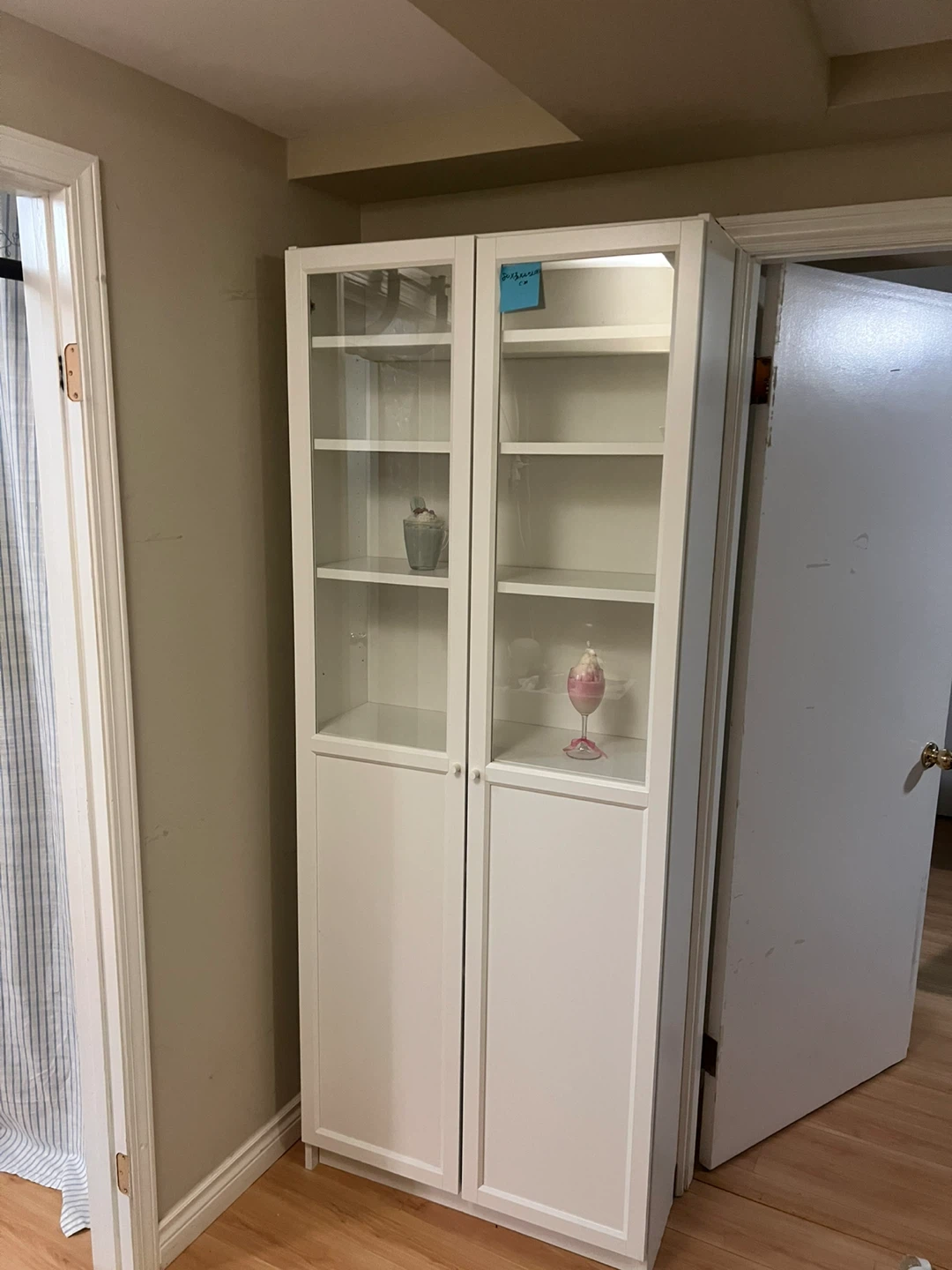 White display cabinet with glass doors - photo 4