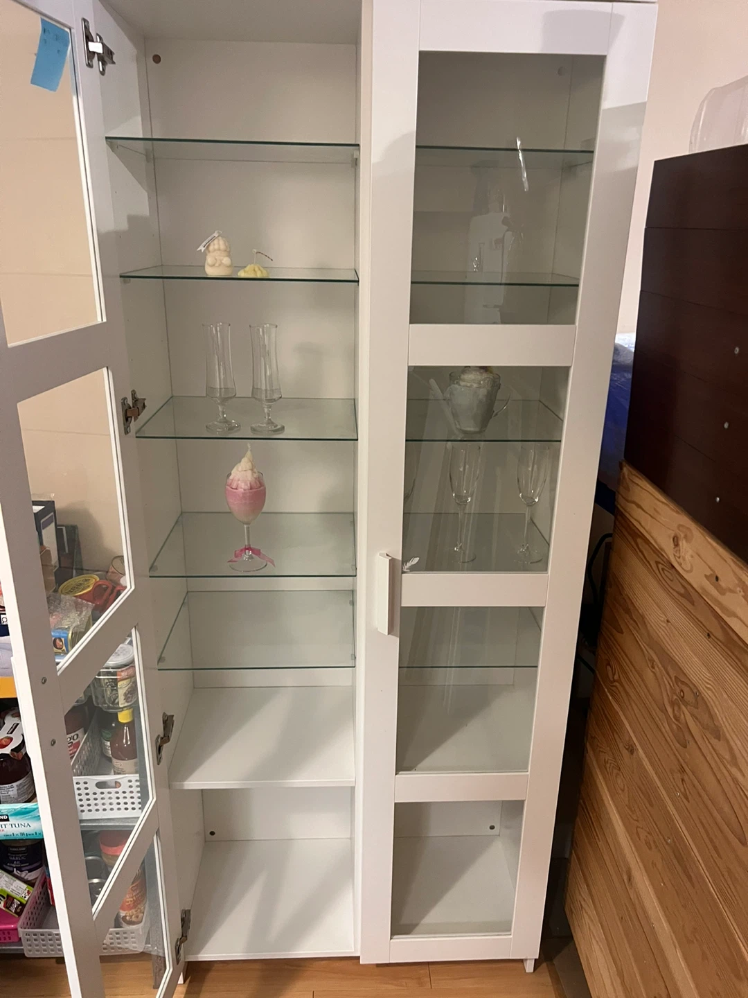 White display cabinet with glass doors - photo 2