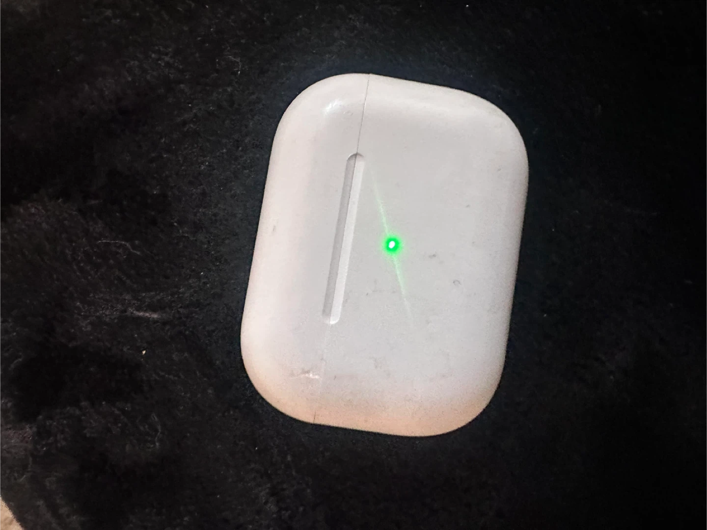 Apple AirPods Pro Charging Case - photo 2