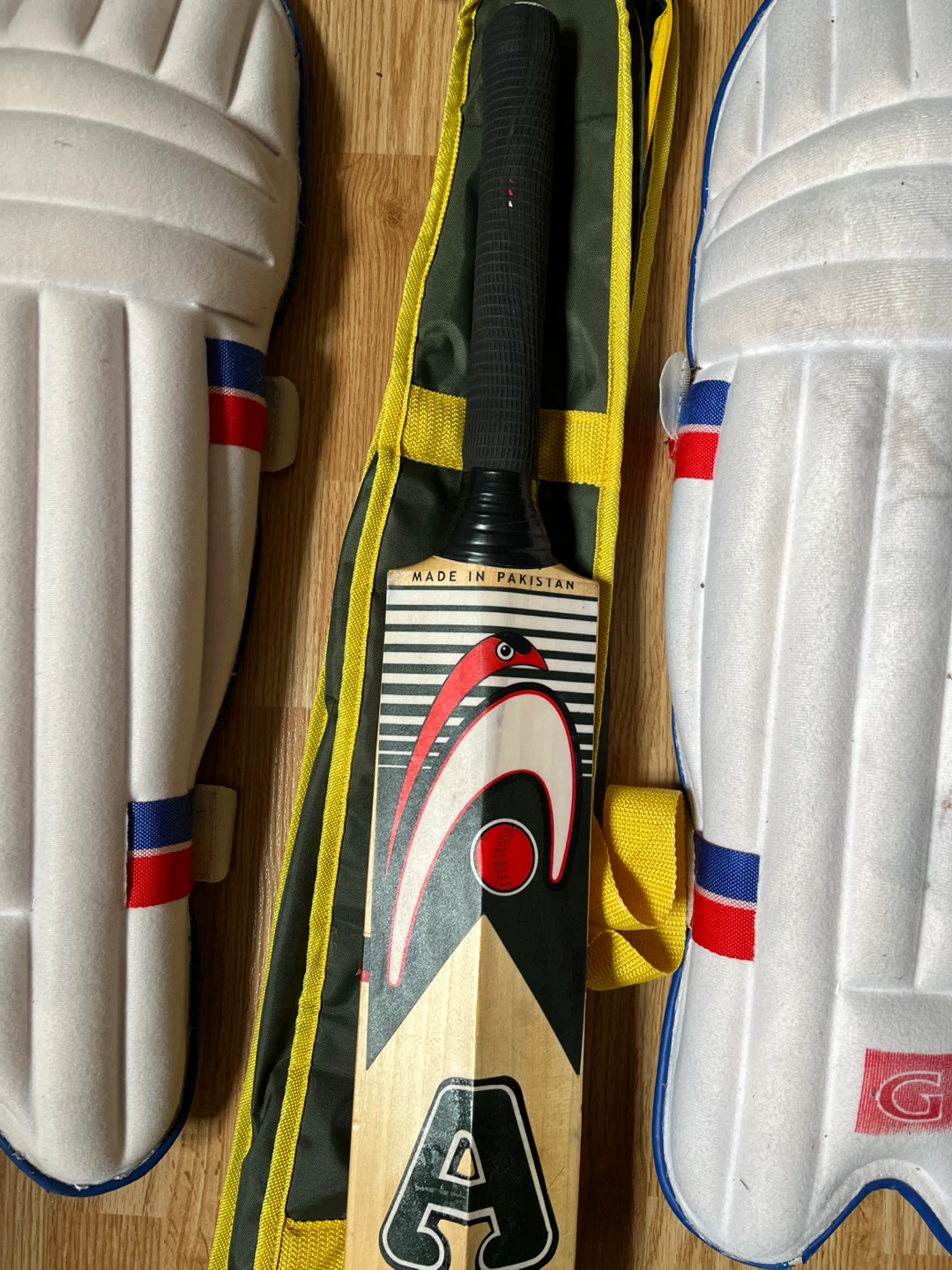 AS G 200 Cricket Bat with Pads, Gloves, and Bag - photo 2