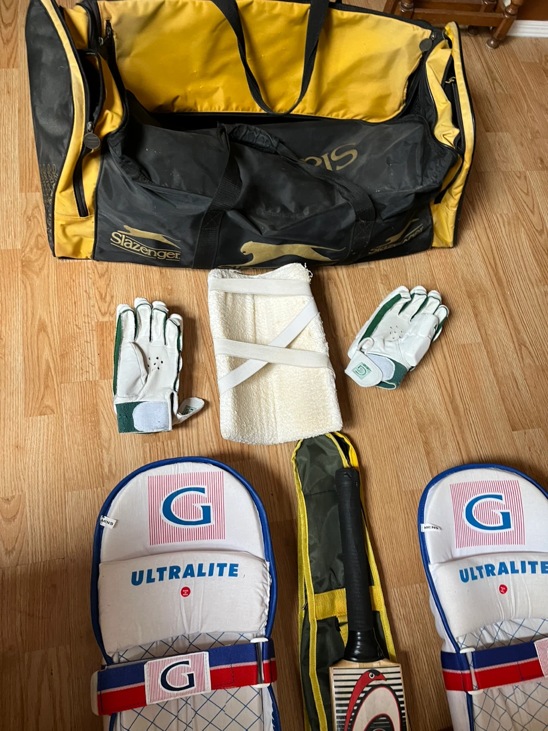 AS G 200 Cricket Bat with Pads, Gloves, and Bag - photo 3
