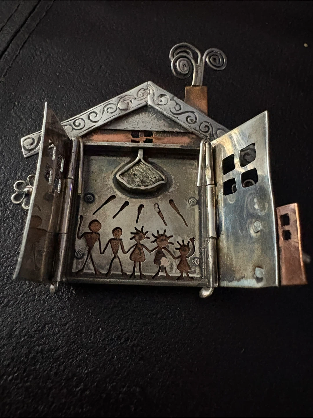 Vintage Artistic House Brooch with Figures - photo 4