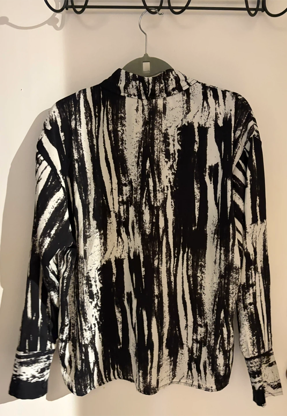 Abstract Print Button-Up Shirt - photo 3