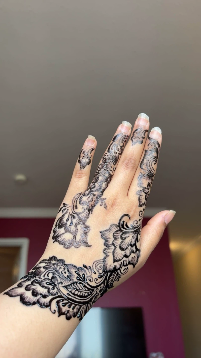 Henna / Mehndi application - photo 2