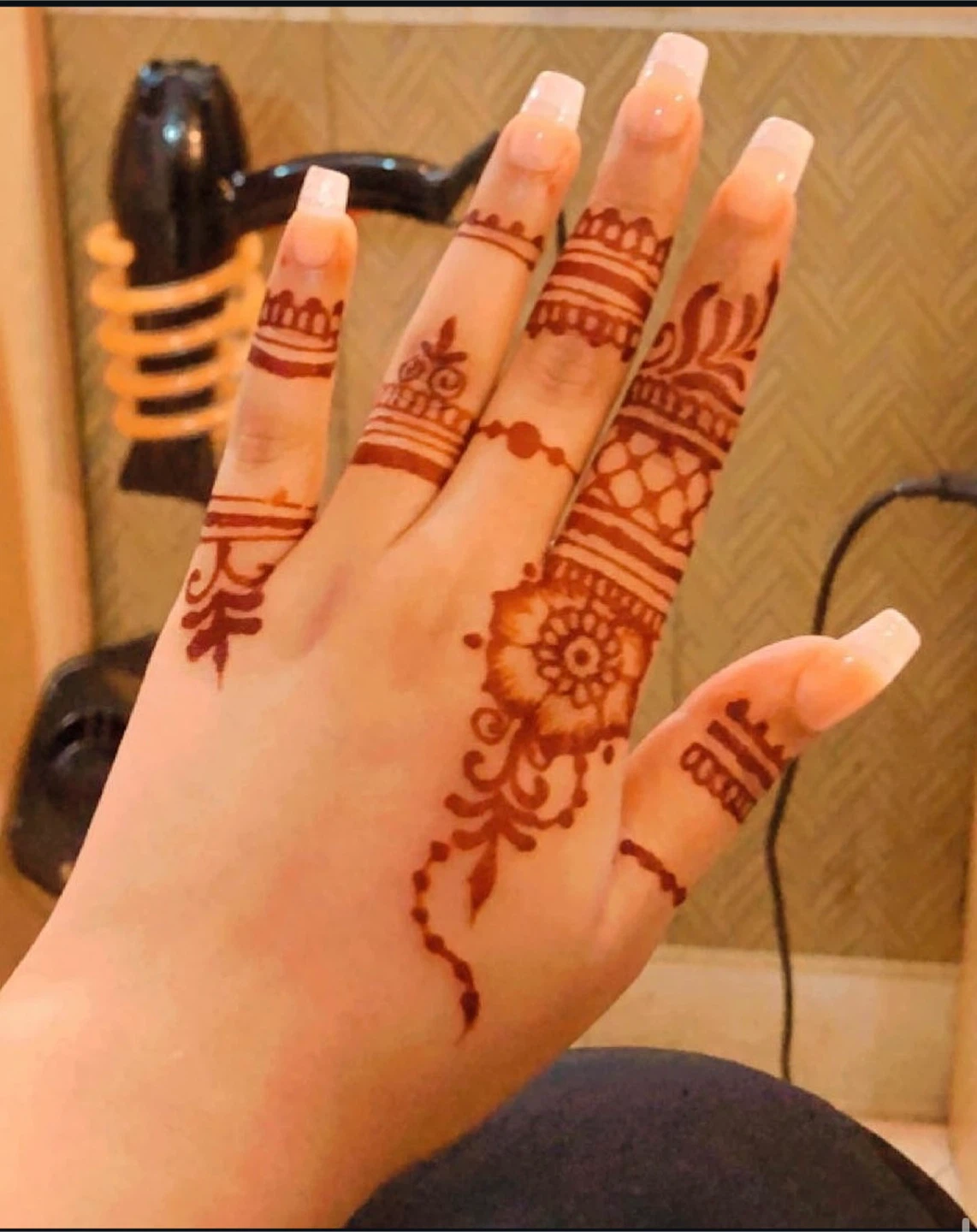 Henna / Mehndi application - photo 3