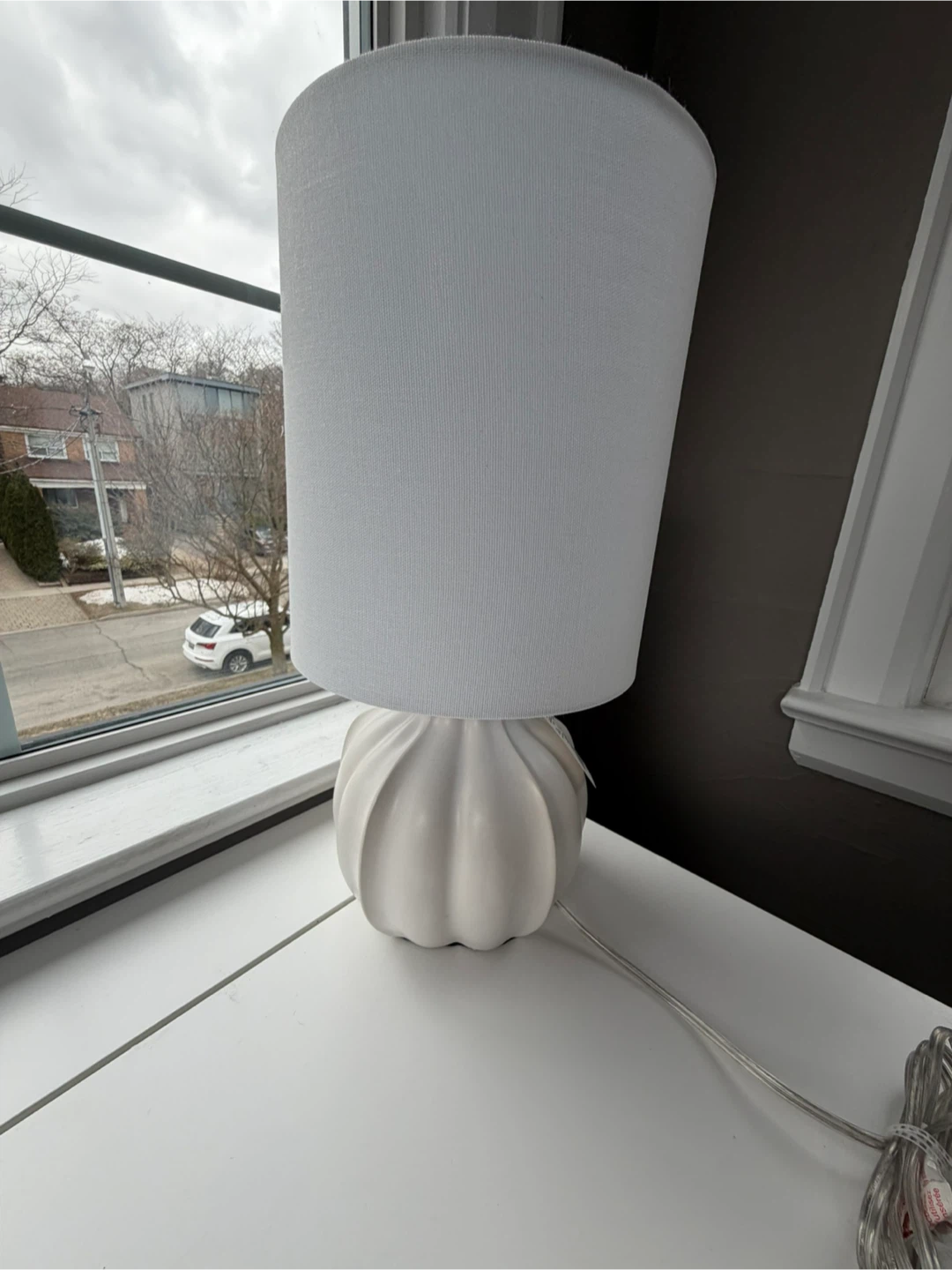 Modern White Ceramic Table Lamp – Sculptural Base - photo 2