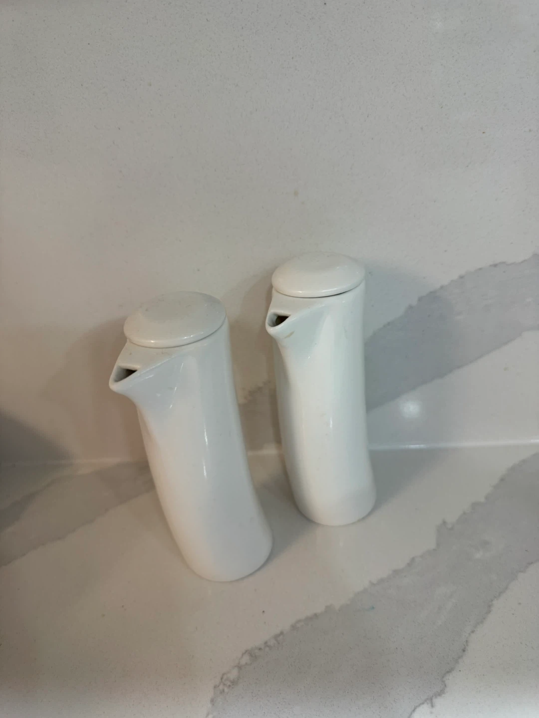 Set of 2 White Ceramic Creamers/Sauce Pitchers - photo 3