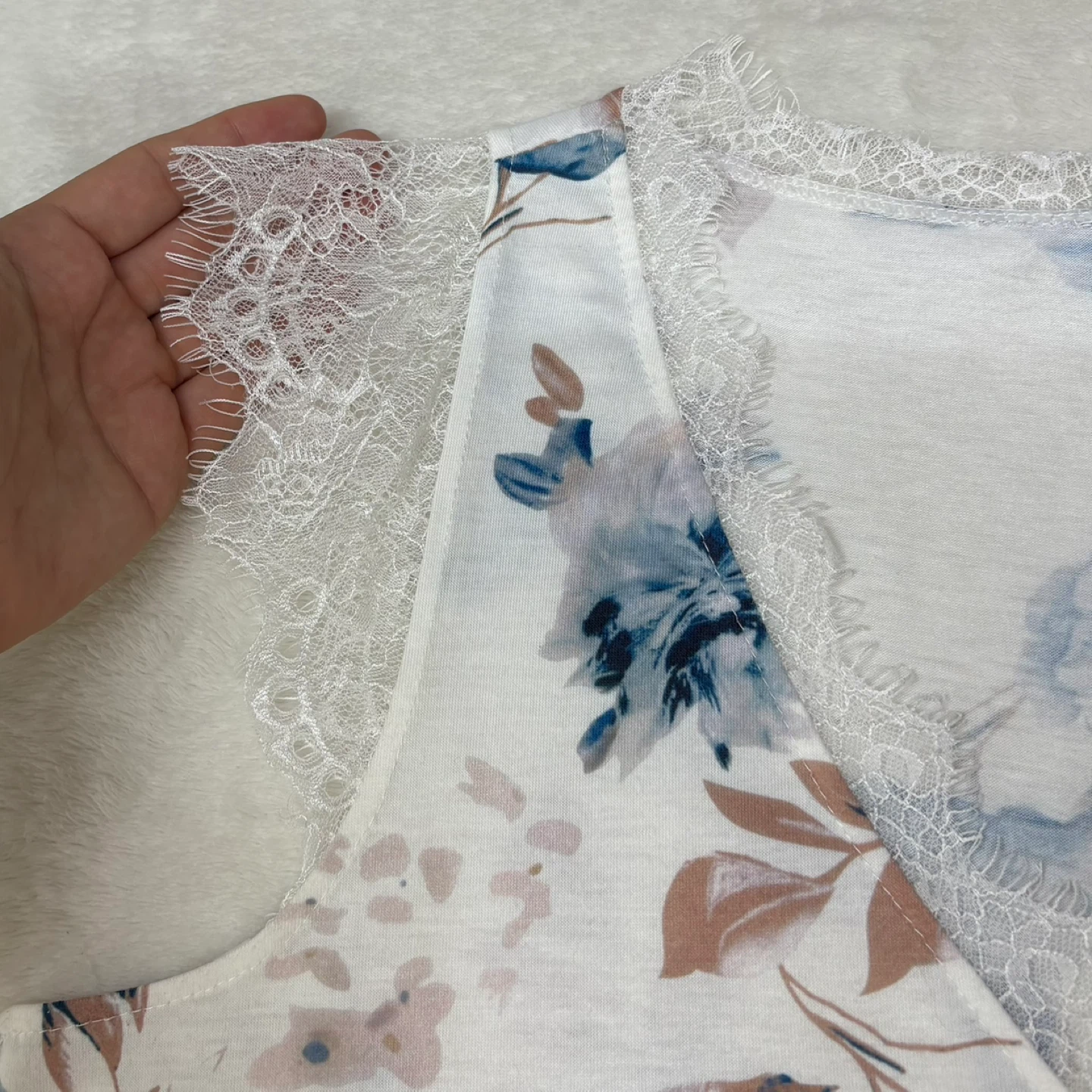 Dreamlascar White Blue Floral Lace Cap Sleeve V Neck Top Size S - photo 3